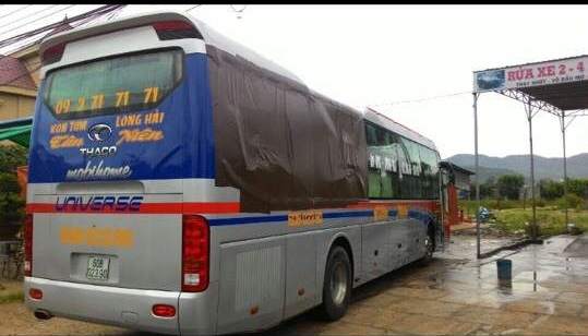 Xe khách bị ném đá gần trụ sở công an huyện