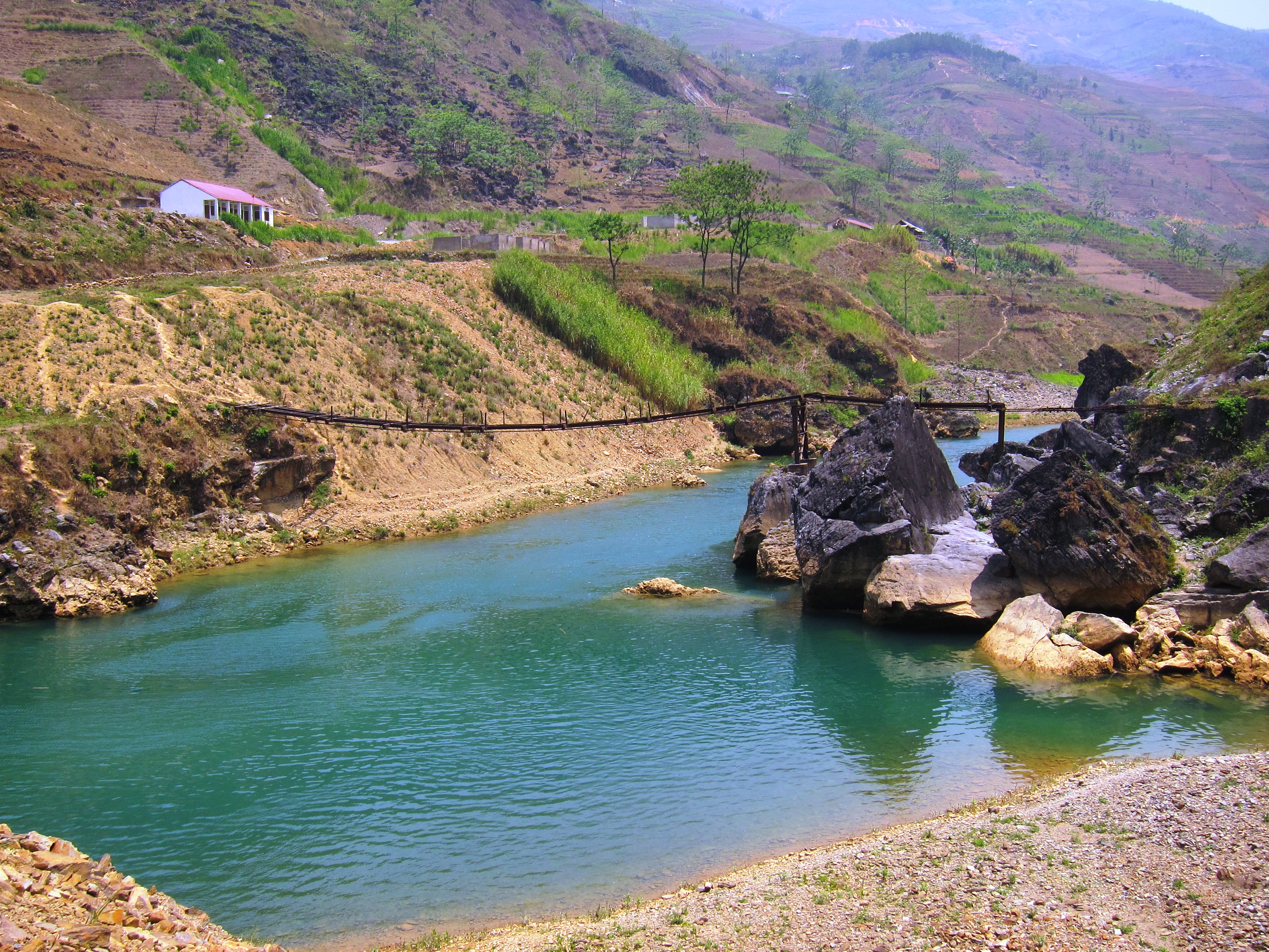 Chạy hết một đoạn đường đ&egrave;o ngoằn ng&egrave;o sẽ được chạm v&agrave;o l&agrave;n nước trong vắt của Nho Quế