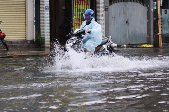 Theo người d&acirc;n địa phương, nhiều điểm ngập tr&ecirc;n địa b&agrave;n quận B&igrave;nh Thạnh, nước l&acirc;u r&uacute;t l&agrave; do những cống tho&aacute;t nước bị r&aacute;c lấp k&iacute;n