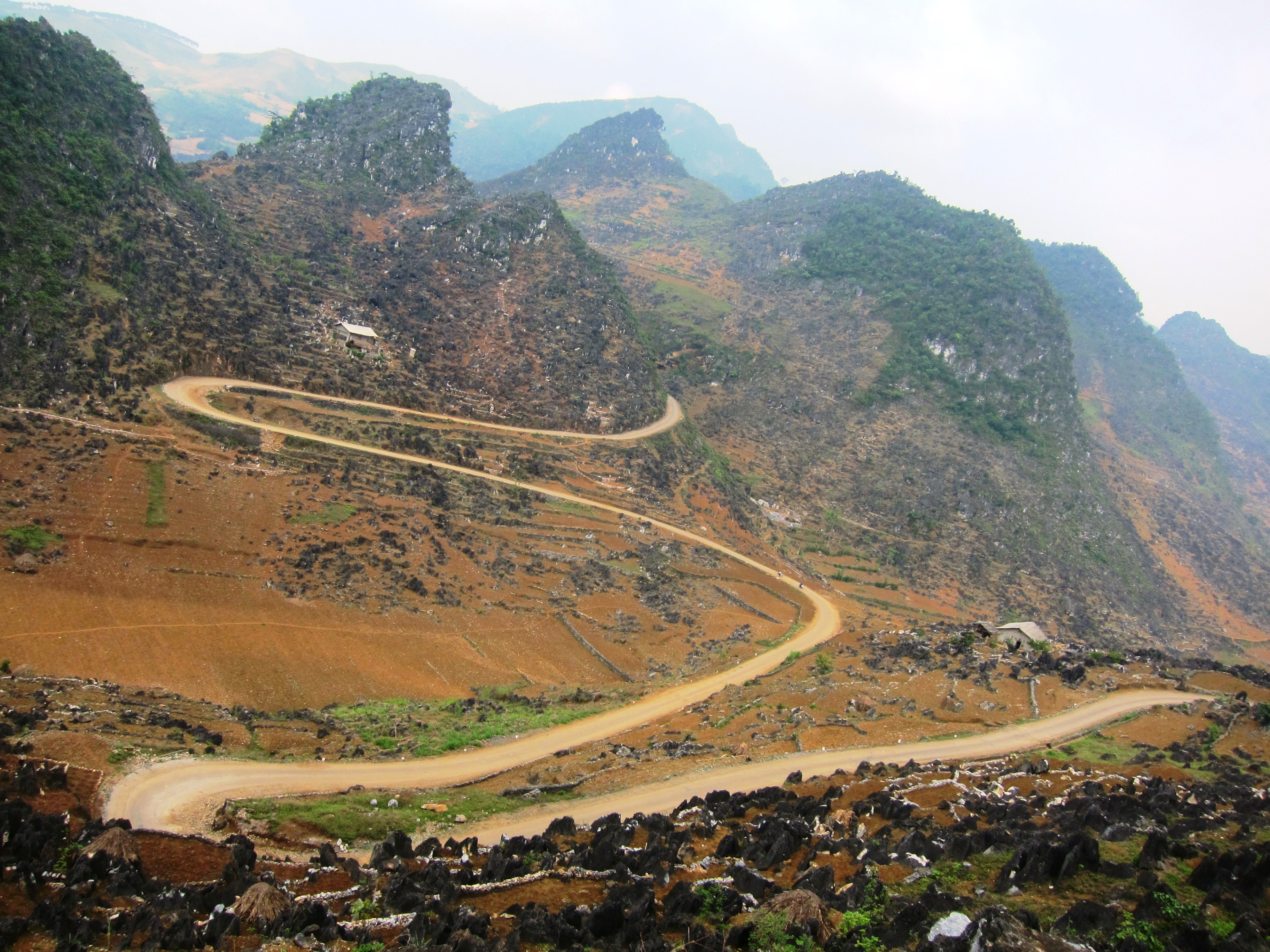 Một con đường h&igrave;nh chữ M ở H&agrave; Giang