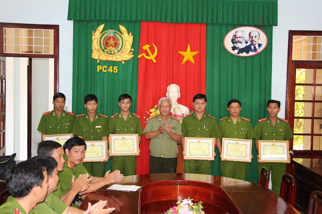 Đại t&aacute; Phan Vĩnh Lạc, Ph&oacute; Gi&aacute;m đốc C&ocirc;ng an tỉnh, trao giấy khen của Gi&aacute;m đốc C&ocirc;ng an tỉnh cho c&aacute;c đồng ch&iacute; tham gia ph&aacute; &aacute;n.