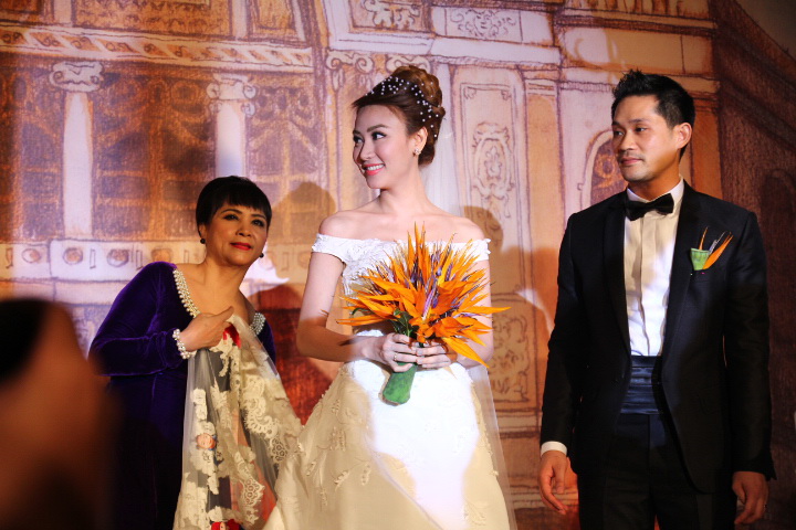 C&ugrave;ng tiến h&agrave;nh nghi thức l&agrave;m lễ