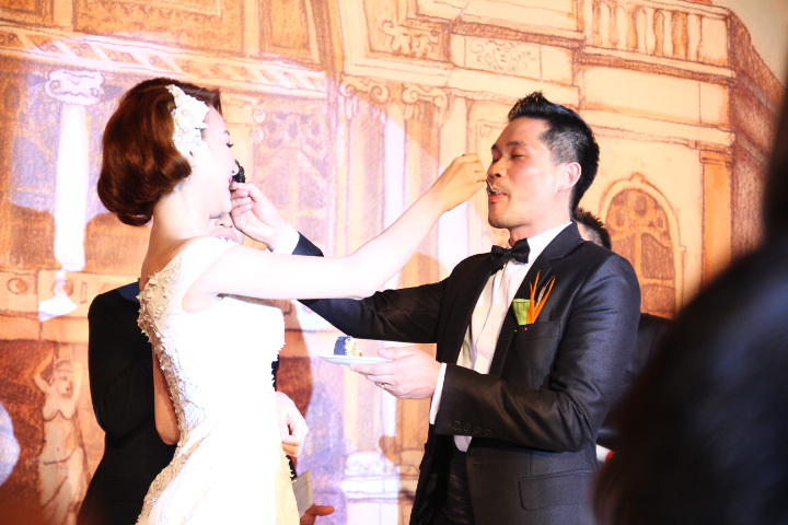 Uống rượu giao b&ocirc;i