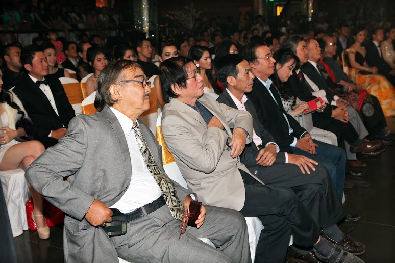 Những h&agrave;ng ghế đầu được lấp k&iacute;n