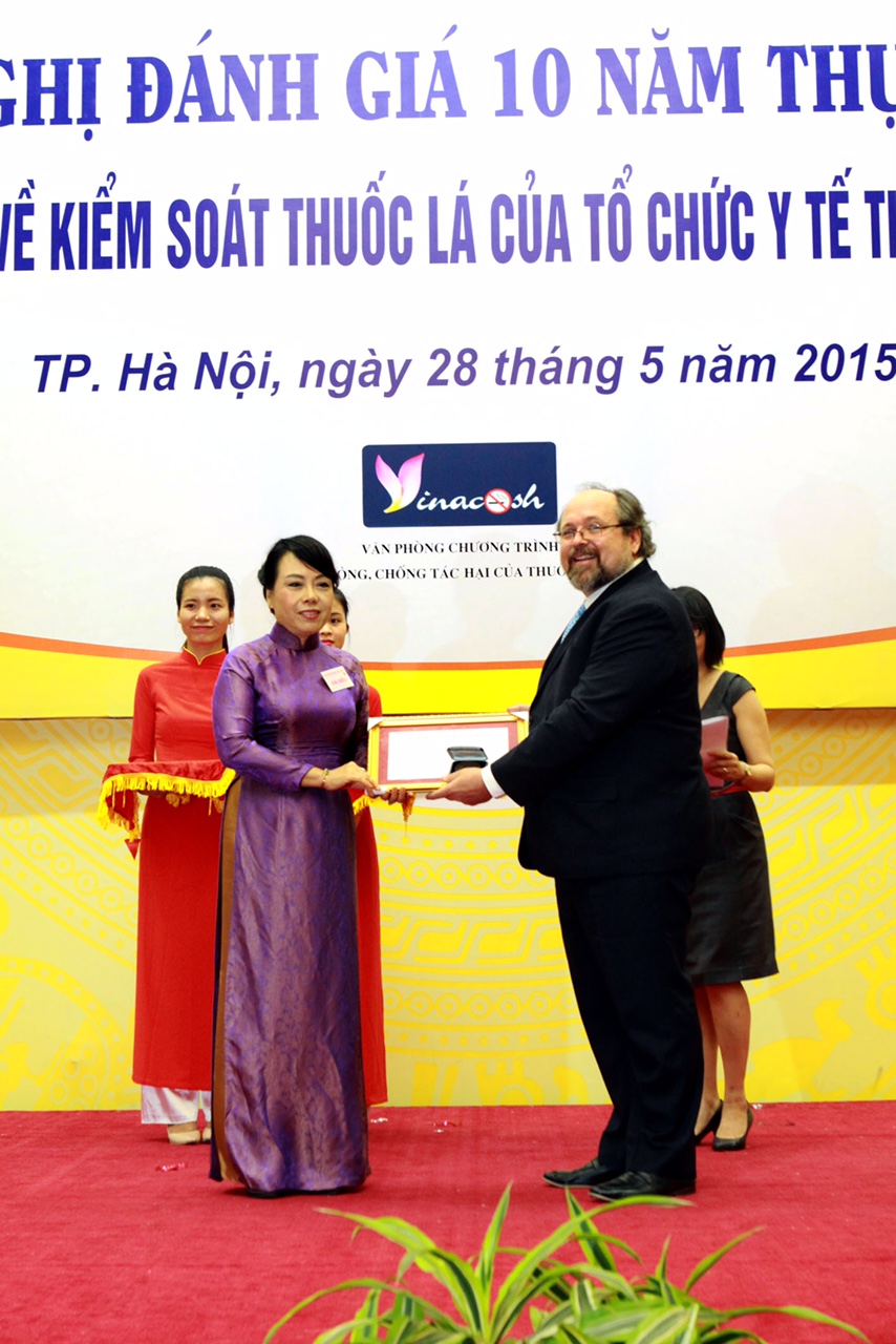 Bộ trưởng Nguyễn Thị Kim Tiến được trao giải thưởng danh dự