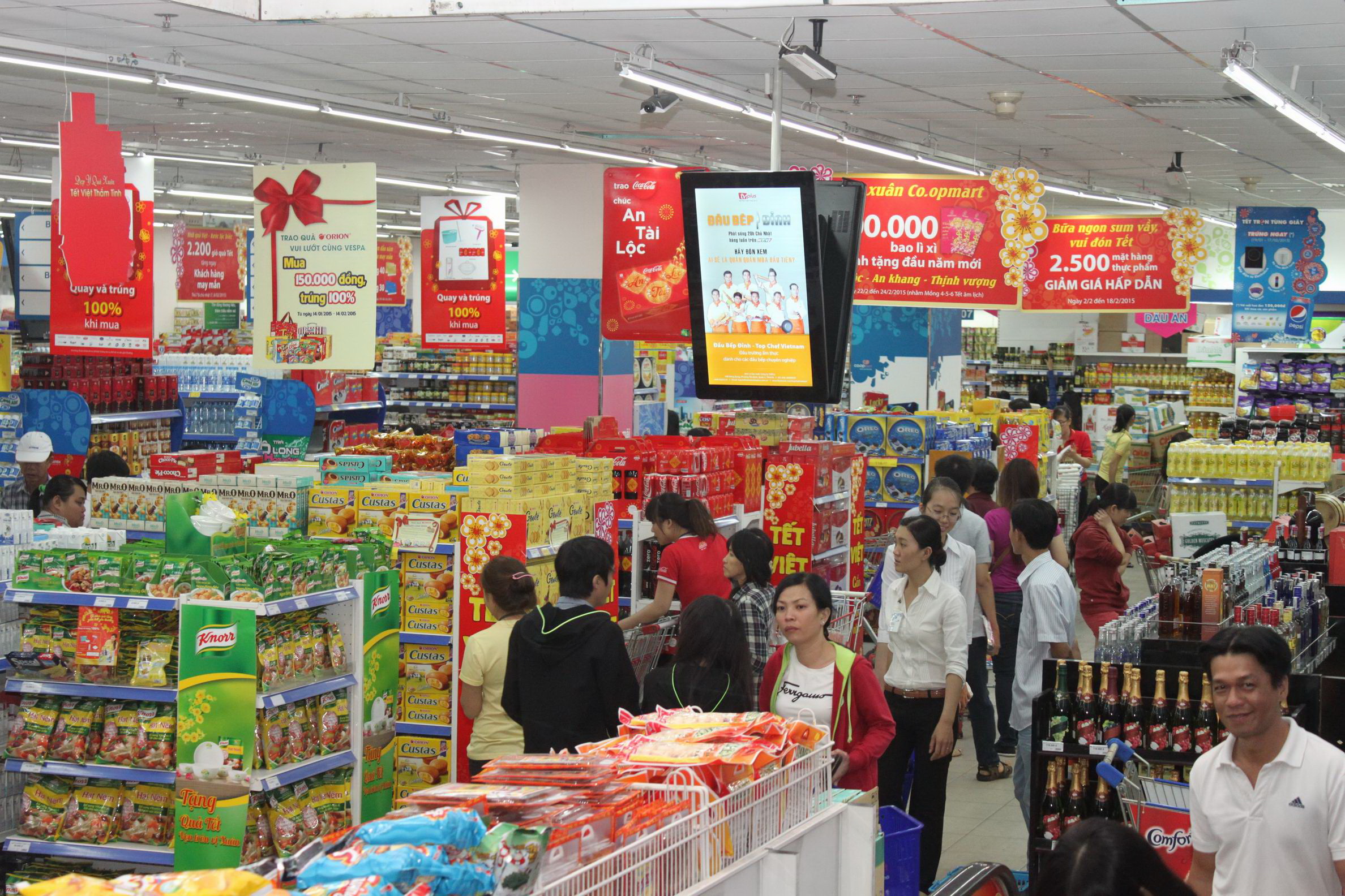 Người dân tấp nập mua hàng dự trữ dùng dịp Tết