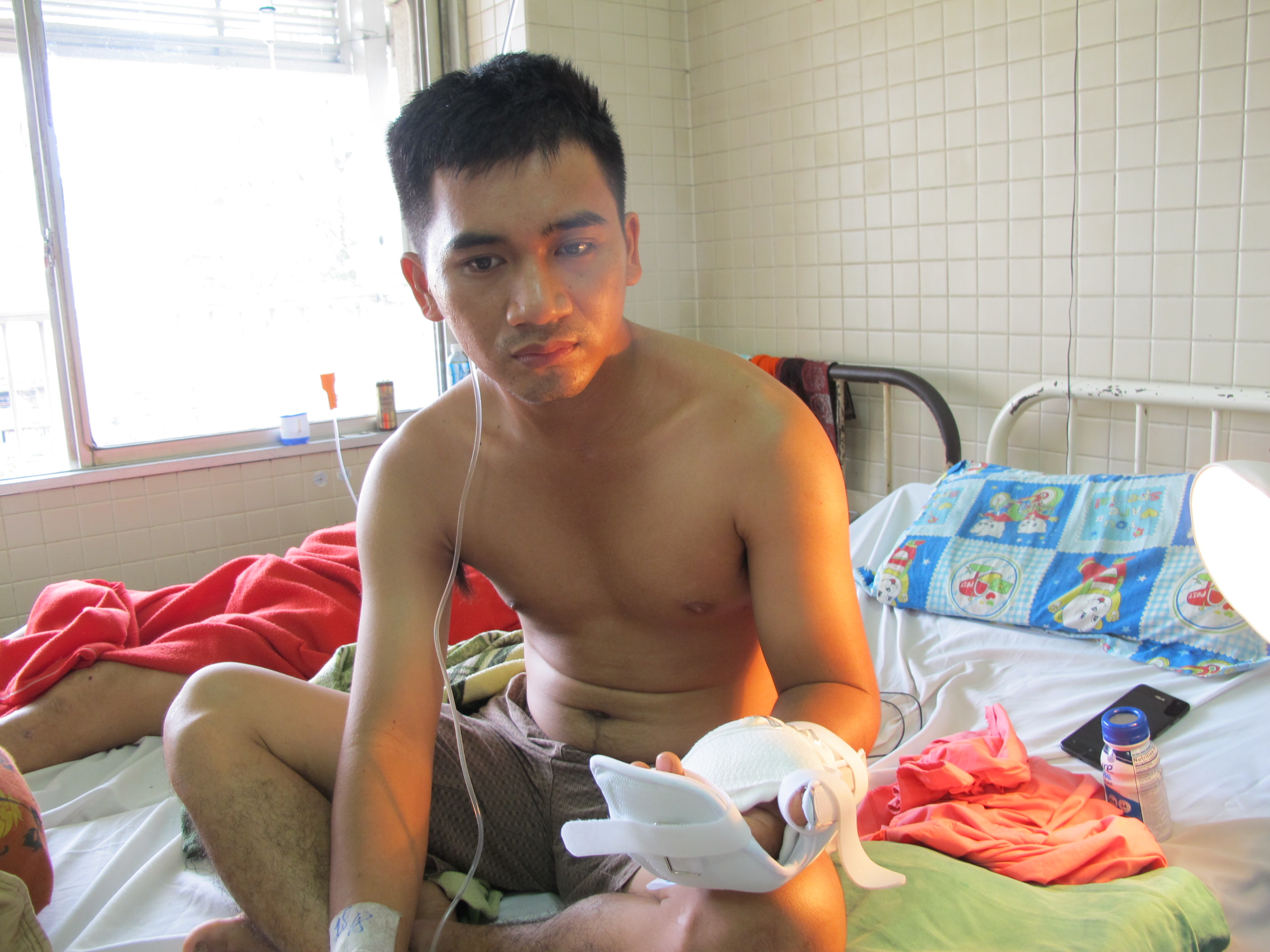 Anh Phong đ&atilde; được nối b&agrave;n tay tr&aacute;i