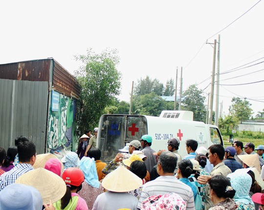 Bé sơ sinh còn nguyên cuống rốn bị vứt trong đống rác