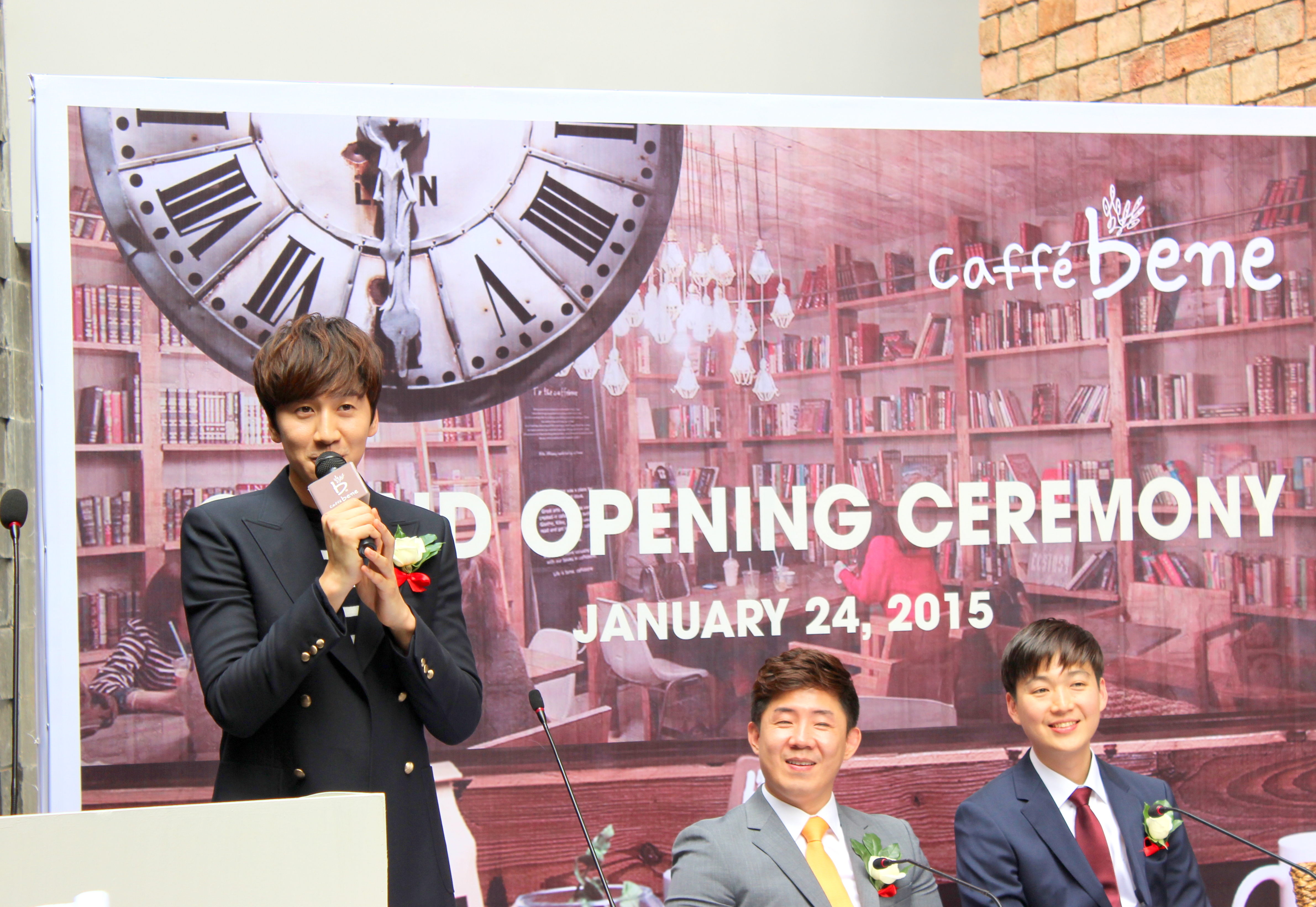 Lee Kwang Soo chia sẻ c&ugrave;ng người h&acirc;m mộ