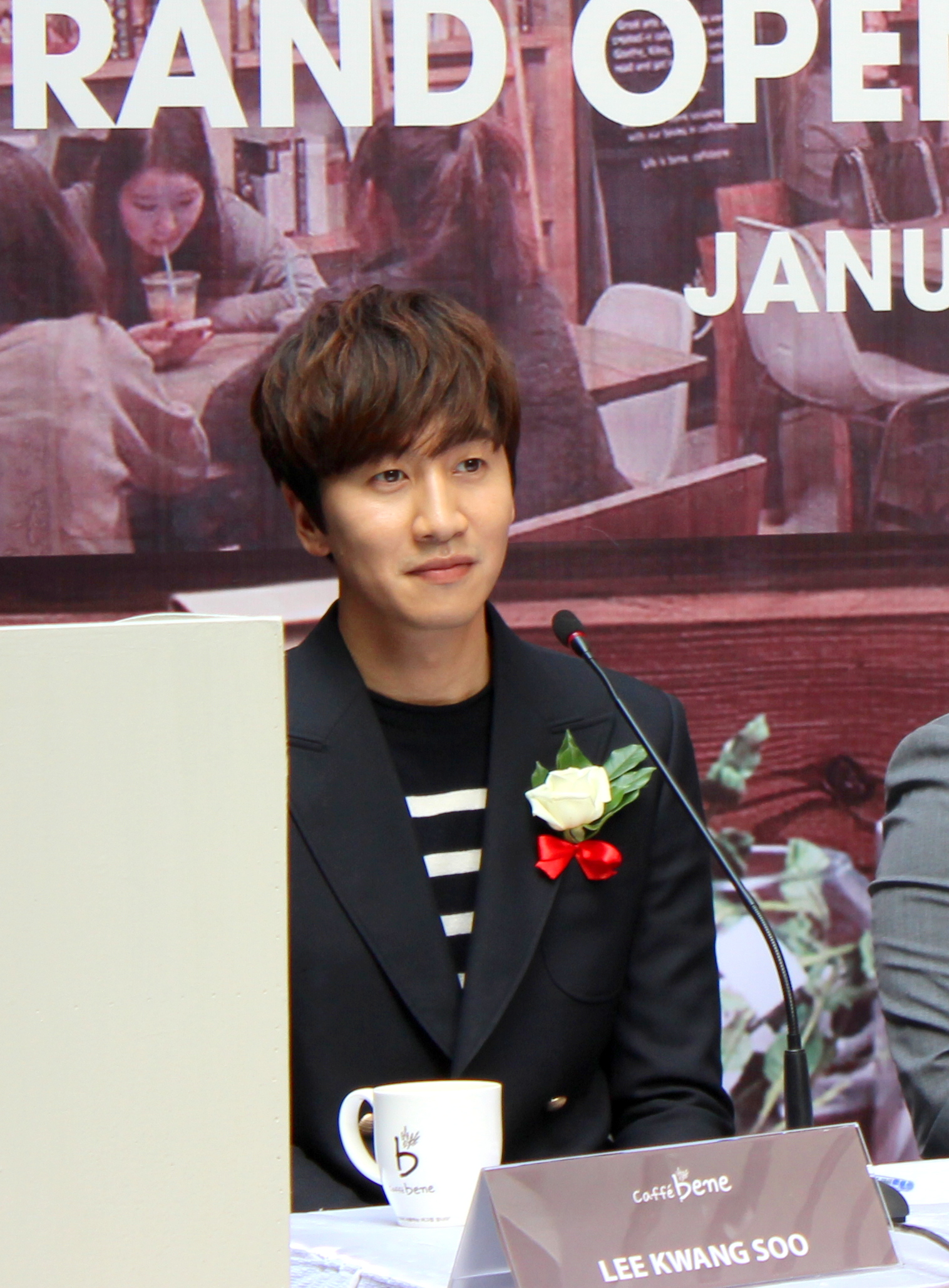 Diễn vi&ecirc;n Lee Kwang Soo v&ocirc; c&ugrave;ng th&acirc;n thiện với fan h&acirc;m mộ Việt Nam