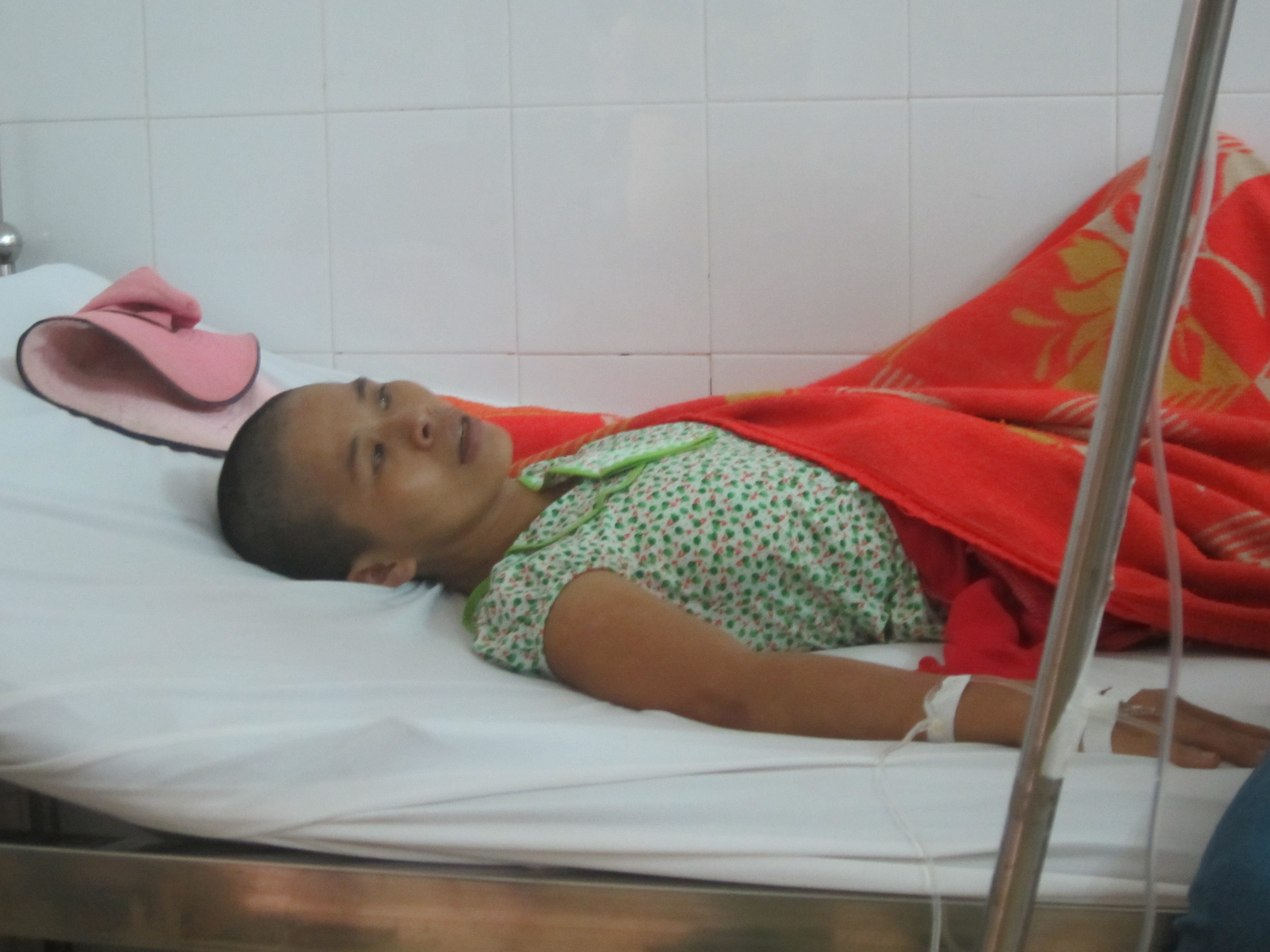 Nguyễn Thị B&eacute; Đ&agrave;o khi đang nằm điều trị tại trung t&acirc;m y tế huyện