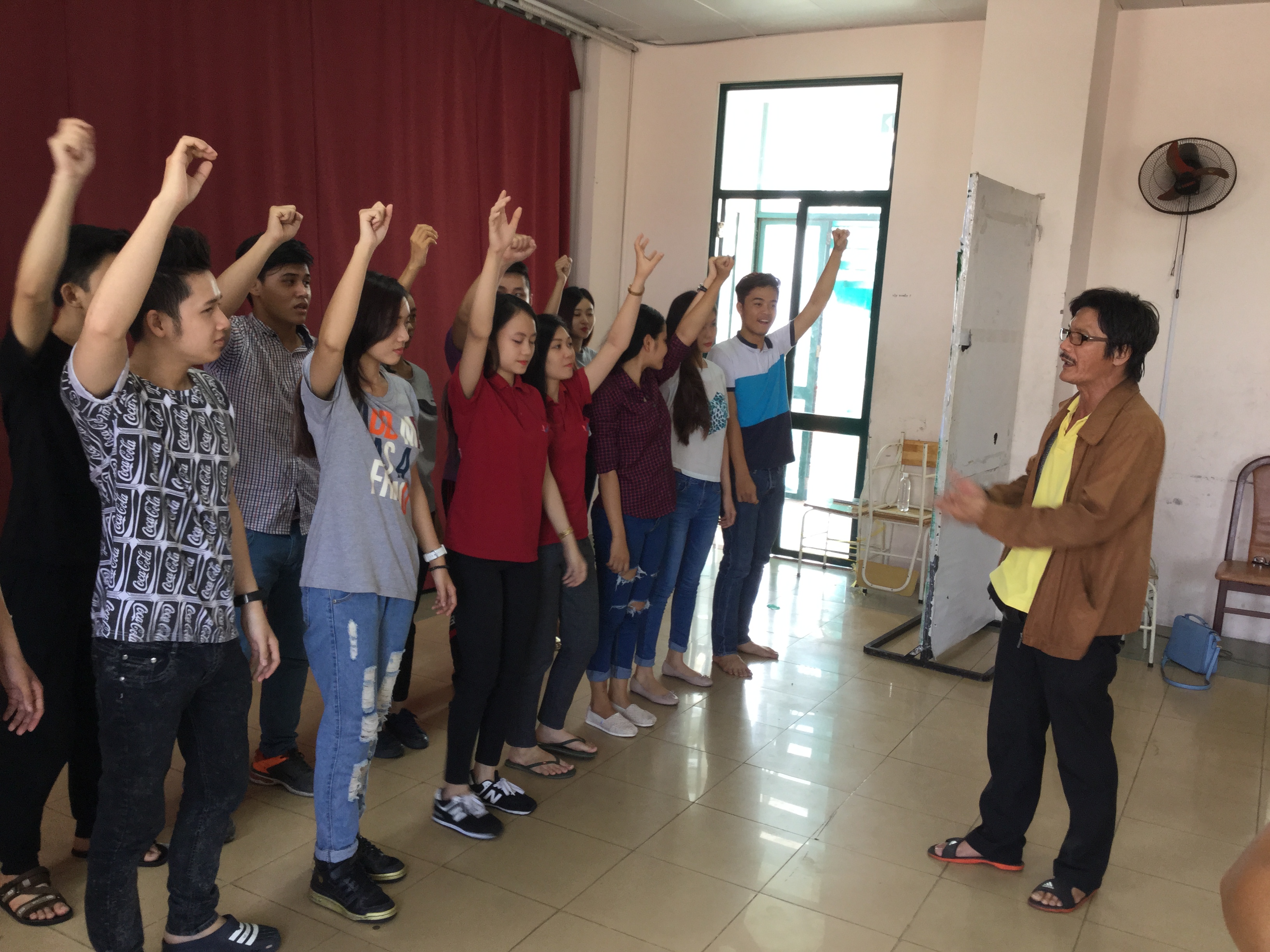 NSƯT Nguyễn C&ocirc;ng Ninh v&agrave; sinh vi&ecirc;n lớp cao đẳng kh&oacute;a 19 Trường Đại học S&acirc;n khấu Điện ảnh TP HCM