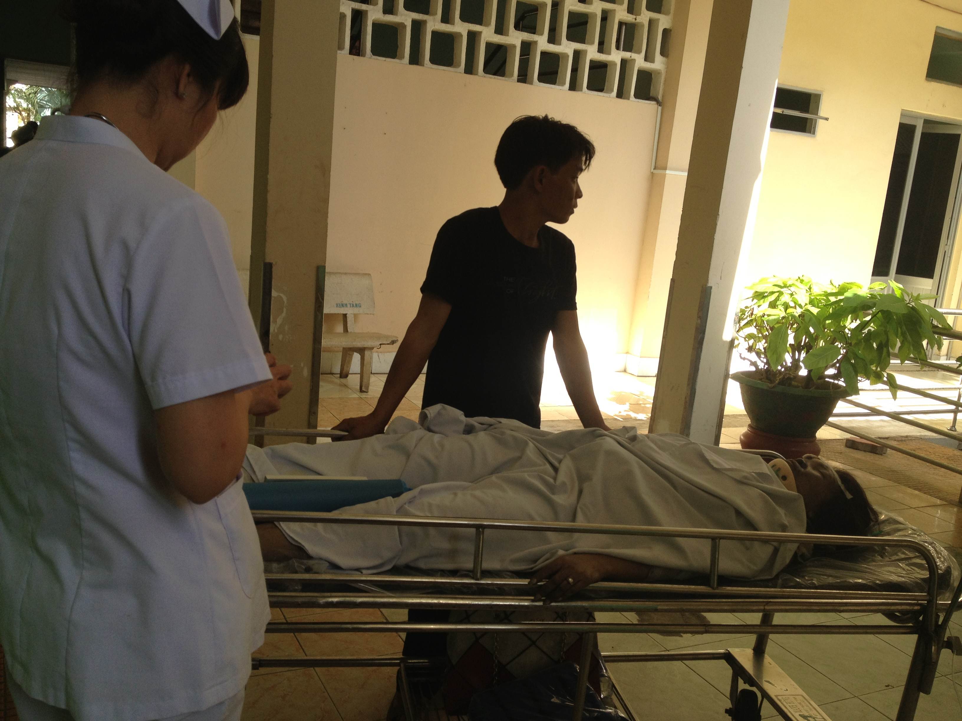 C&aacute;c nạn nh&acirc;n được đưa v&agrave;o bệnh viện để cấp cứu