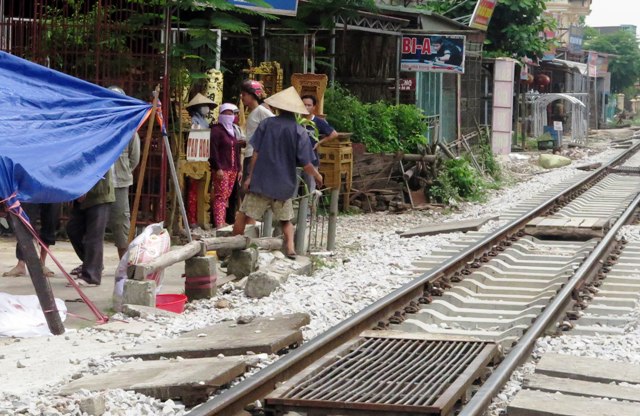 Hiện trường nơi 2 người đ&agrave;n &ocirc;ng bị t&agrave;u hỏa t&ocirc;ng chết