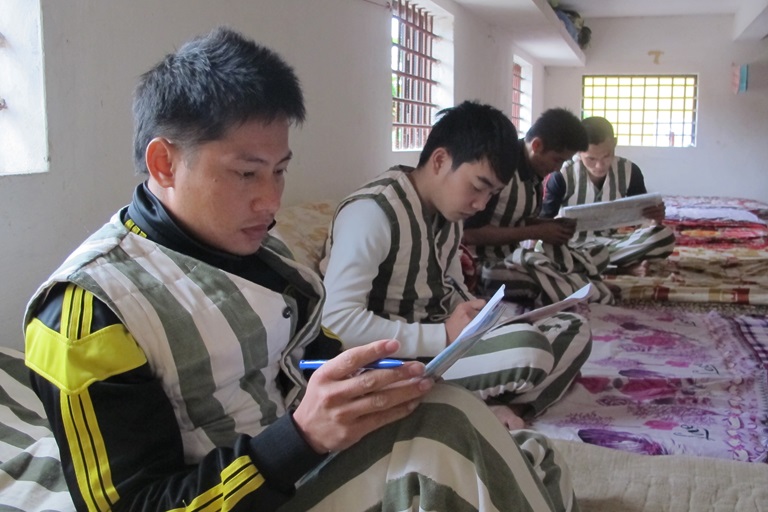 Phạm nh&acirc;n Trại tạm giam C&ocirc;ng an tỉnh viết thư về cho gia đ&igrave;nh. Ảnh Trung Huy