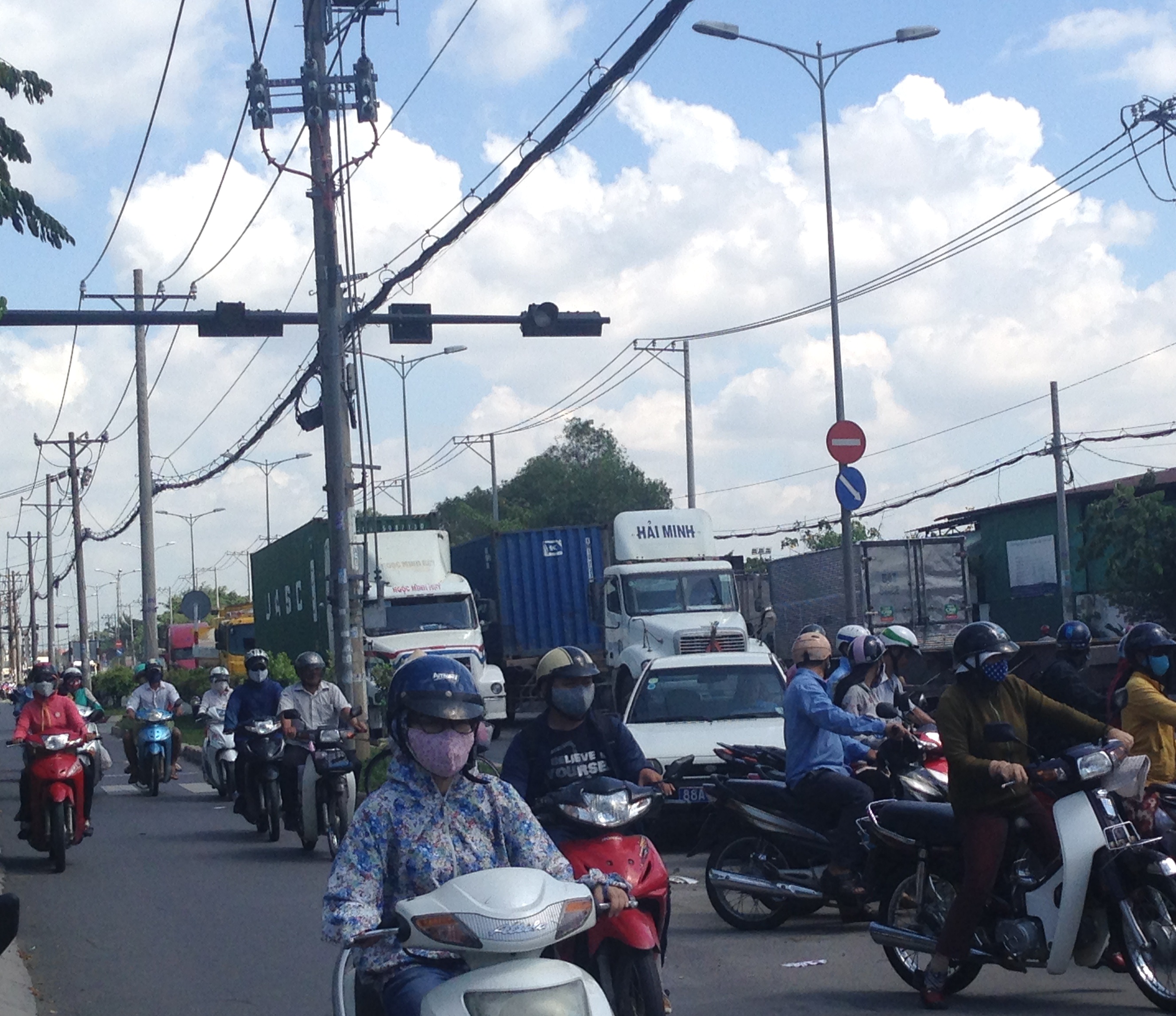 Vụ tai nạn l&agrave;m giao th&ocirc;ng qua khu vực bị &ugrave;n ứ cục bộ