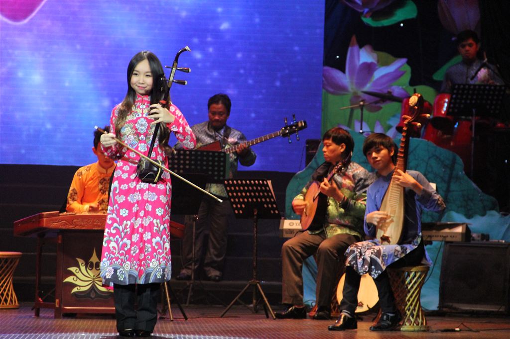 Thảo Linh v&agrave; B&aacute; Hưng biểu diễn trong chương tr&igrave;nh N&agrave;ng Sen. C&aacute;c em l&agrave; những t&agrave;i năng trẻ của Nh&agrave; h&aacute;t ca m&uacute;a nhạc d&acirc;n tộc B&ocirc;ng Sen. Ảnh: Kim Kh&aacute;nh