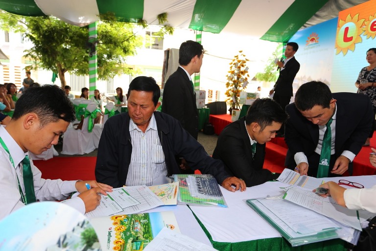 Khách hàng đăng ký mua đất nền dự án Sunflower City