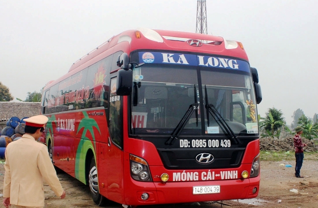 Chiếc xe n&agrave;y chỉ c&oacute; 37 giường nhưng đ&atilde; nhồi nh&eacute;t l&ecirc;n tới 117 người, vượt 80 người so với quy định