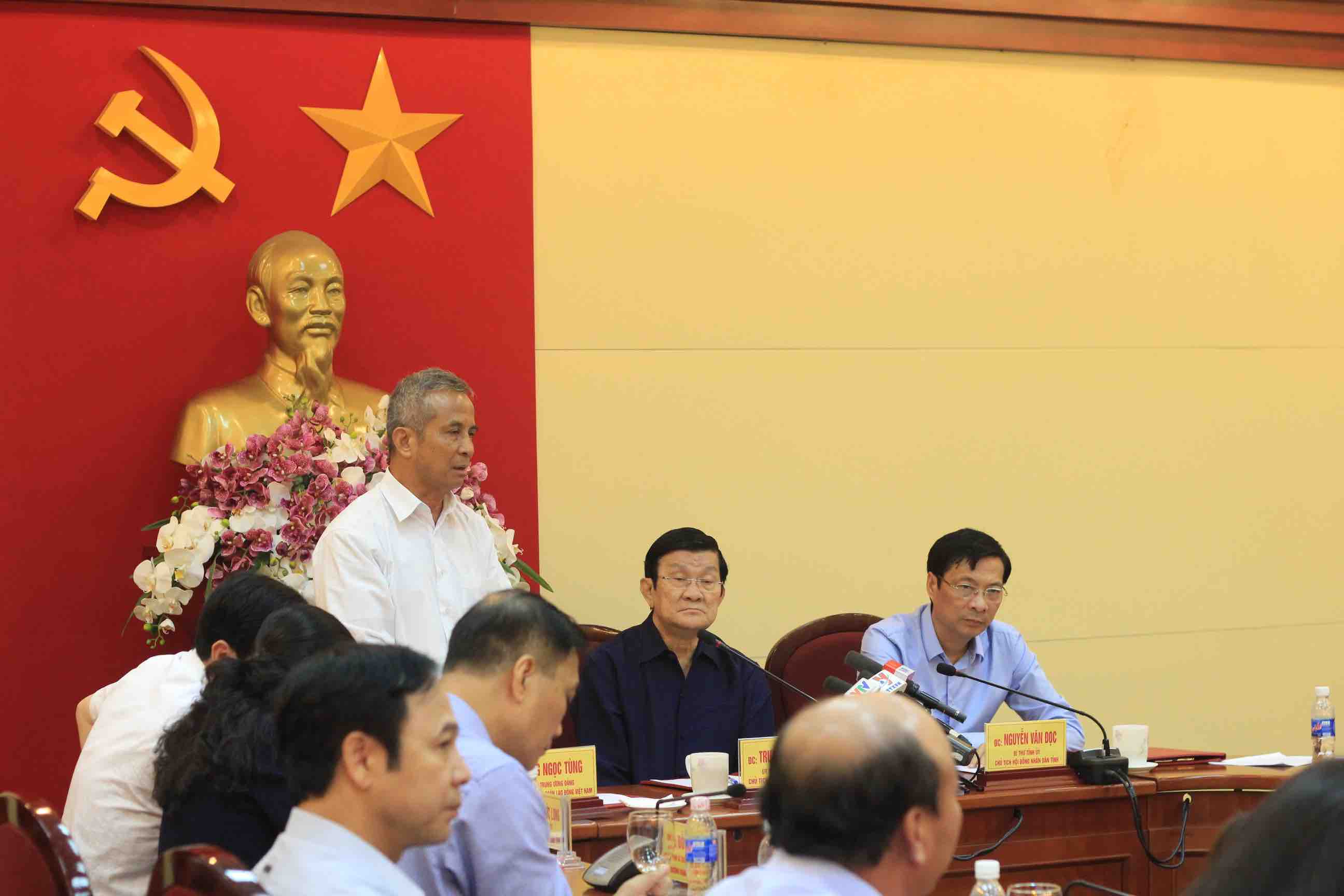 Chủ tịch Đặng Ngọc Tùng phát biểu, chia sẻ với tỉnh Quảng Ninh và đề nghị sớm hỗ trợ, chăm lo cho công nhân mất nhà