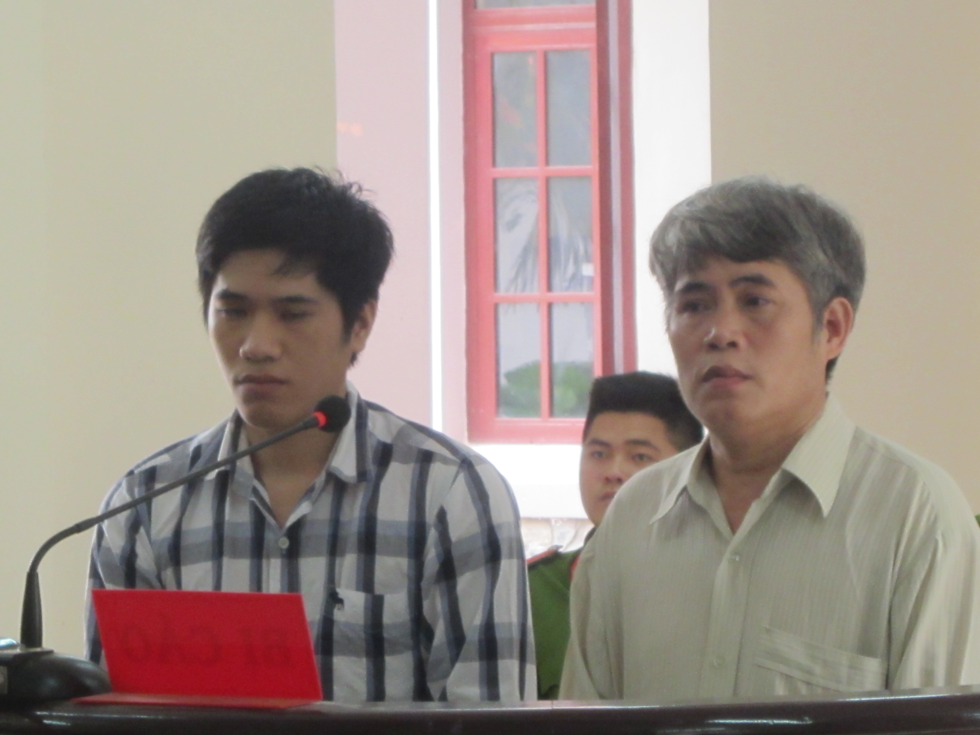 Nguyễn Văn M&atilde; (h&igrave;nh phải) c&ugrave;ng con trai tại phi&ecirc;n x&eacute;t xử