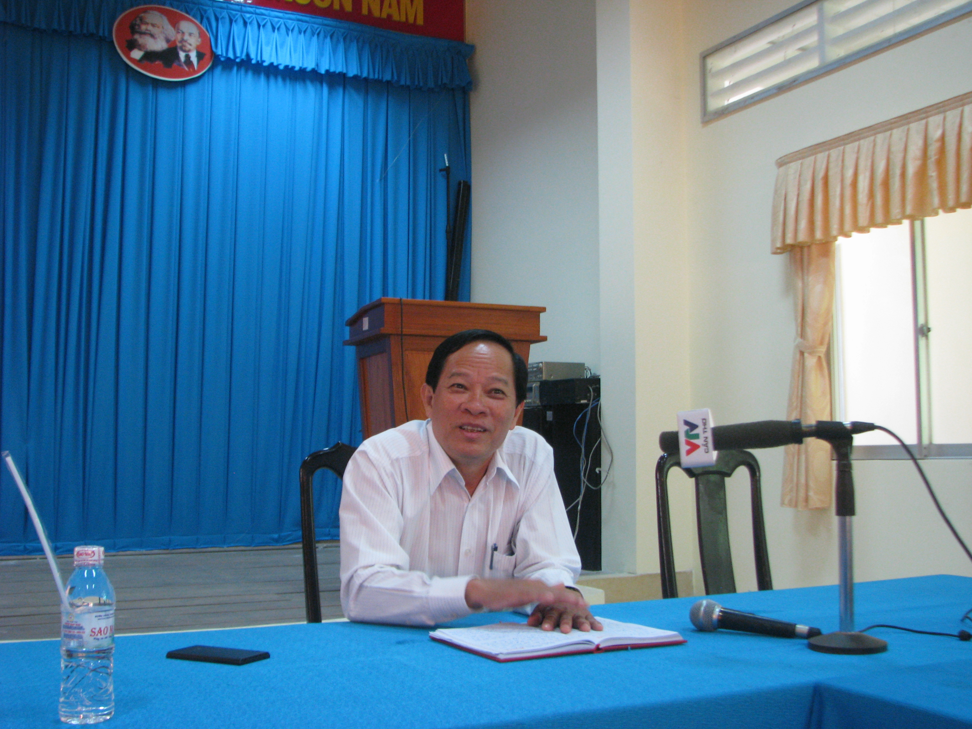 &Ocirc;ng Nguyễn Th&agrave;nh Nguyện &ndash; Gi&aacute;m đốc Sở GD-ĐT tỉnh Tr&agrave; Vinh c&ocirc;ng bố quyết định kỷ luật số học sinh đ&aacute;nh bạn v&agrave; những người li&ecirc;n quan tại buổi họp b&aacute;o.
