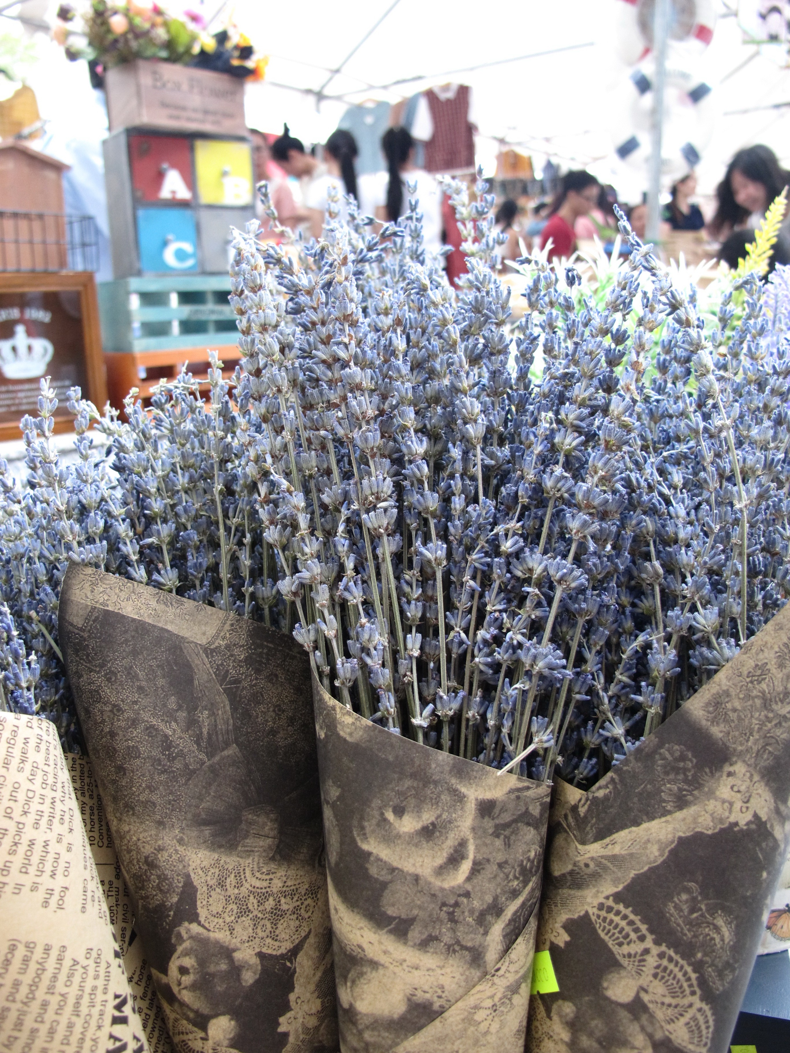 Hoa oải hương 100.000 đồng/b&oacute; được b&agrave;y b&aacute;n tại một phi&ecirc;n chợ Flea Market