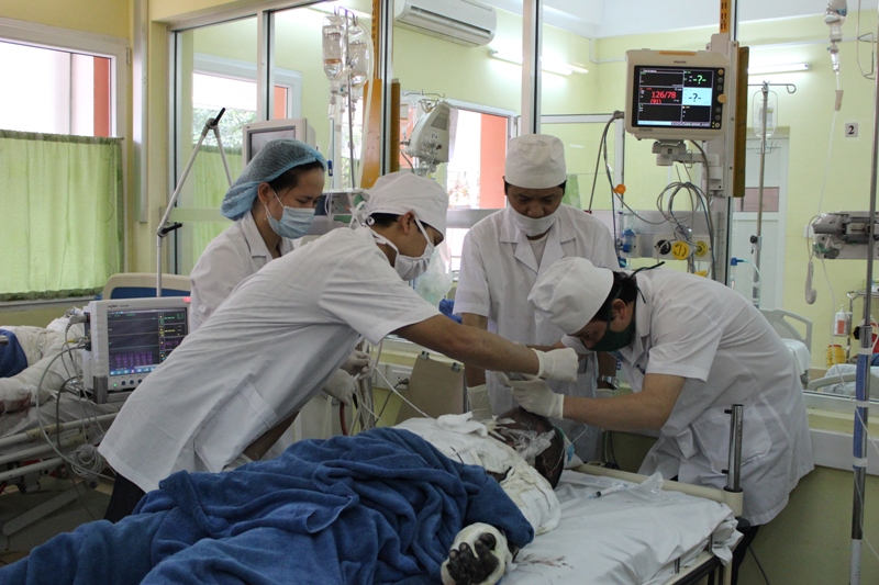 BS bệnh viện Việt Nam-Thụy Điển tiến h&agrave;nh hồi sức cấp cứu cho c&aacute;c bệnh nh&acirc;n