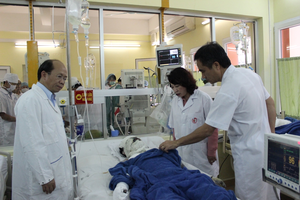 L&atilde;nh đạo tỉnh Quảng Ninh thăm hỏi c&aacute;c bệnh nh&acirc;n