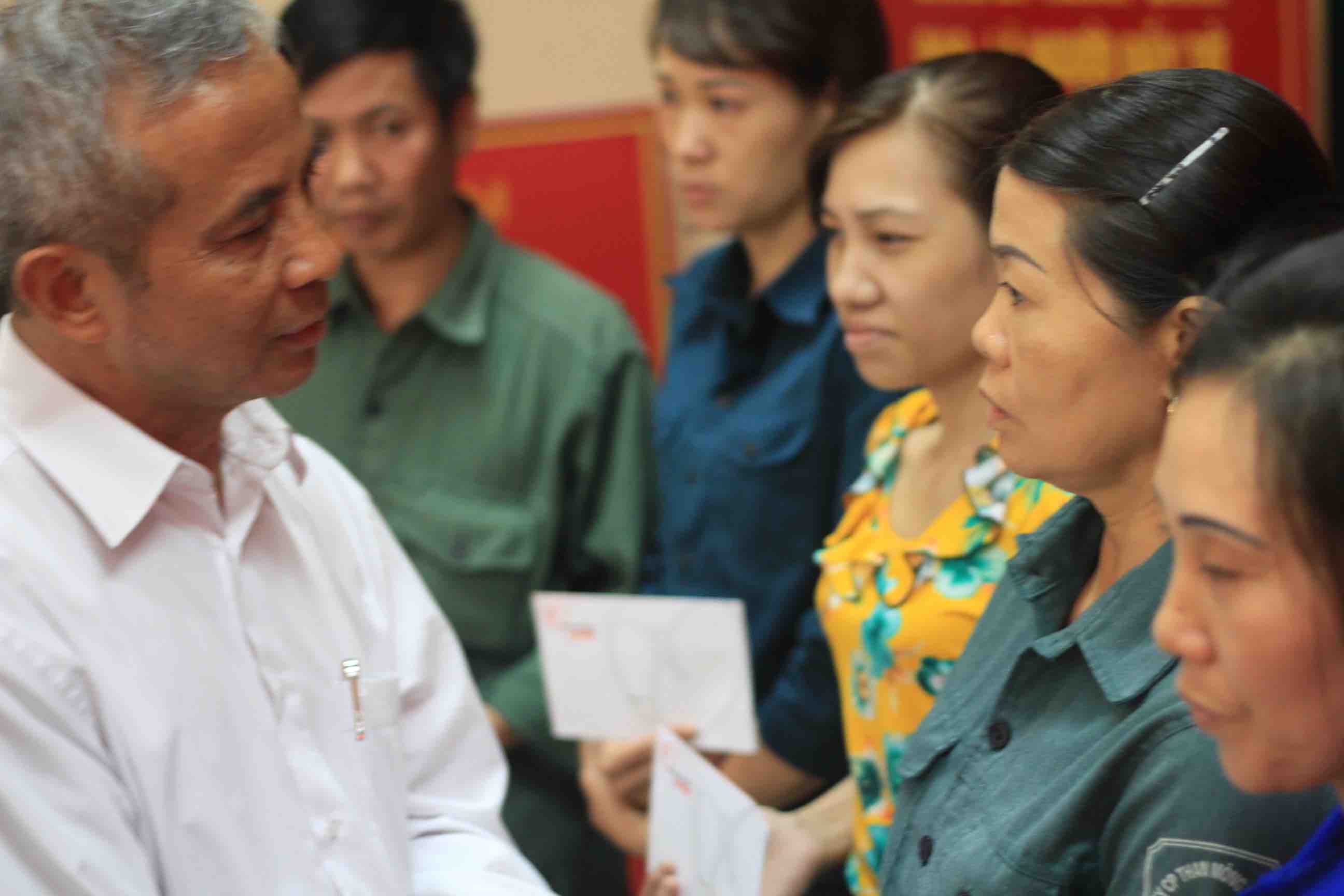 Chủ tịch Tổng LĐLĐ VN động vi&ecirc;n &acirc;n cần, chia sẻ với c&ocirc;ng nh&acirc;n mỏ than M&ocirc;ng Dương