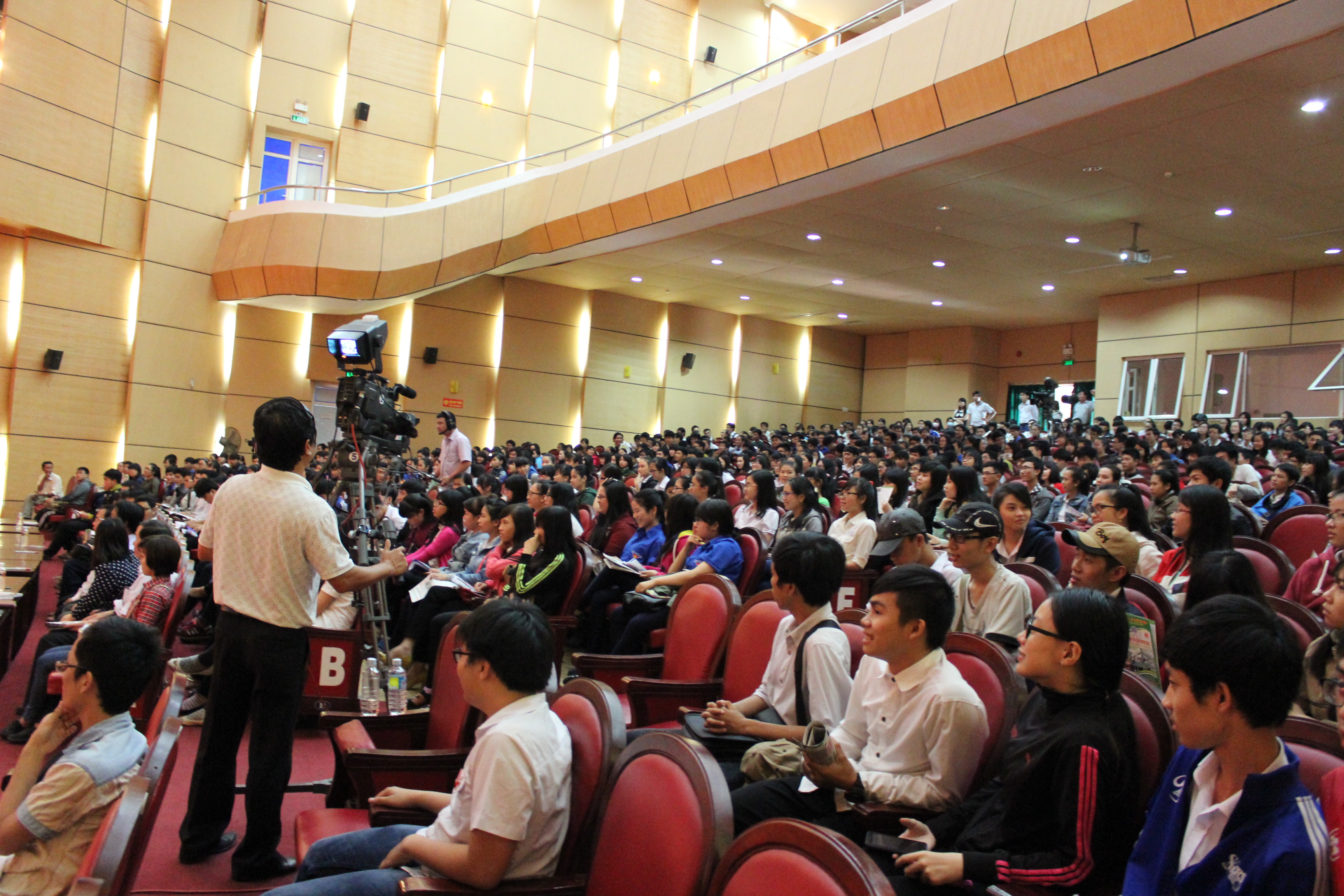 Th&iacute; sinh tham dự Chương tr&igrave;nh Đưa trường học đến th&iacute; sinh tại B&igrave;nh Định 2015