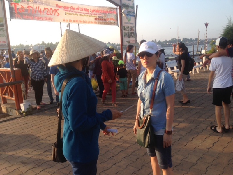 Một c&ograve; (b&igrave;a tr&aacute;i) đang ch&egrave;o k&eacute;o du kh&aacute;ch