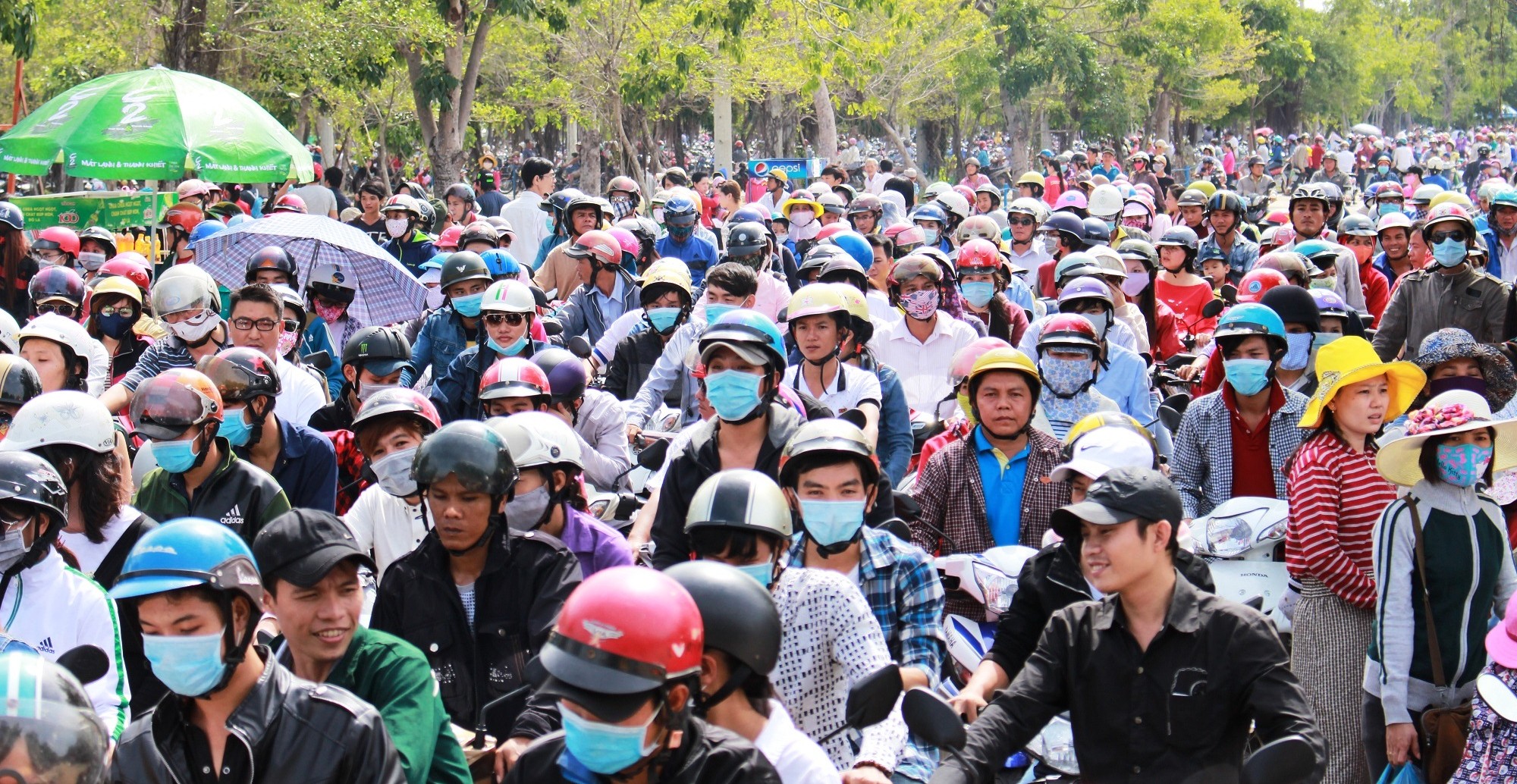 Ngay từ s&aacute;ng sớm đ&atilde; c&oacute; h&agrave;ng ng&agrave;n người k&eacute;o đến KLD Đại Nam (B&igrave;nh Dương) để được tham quan miễn ph&iacute;.