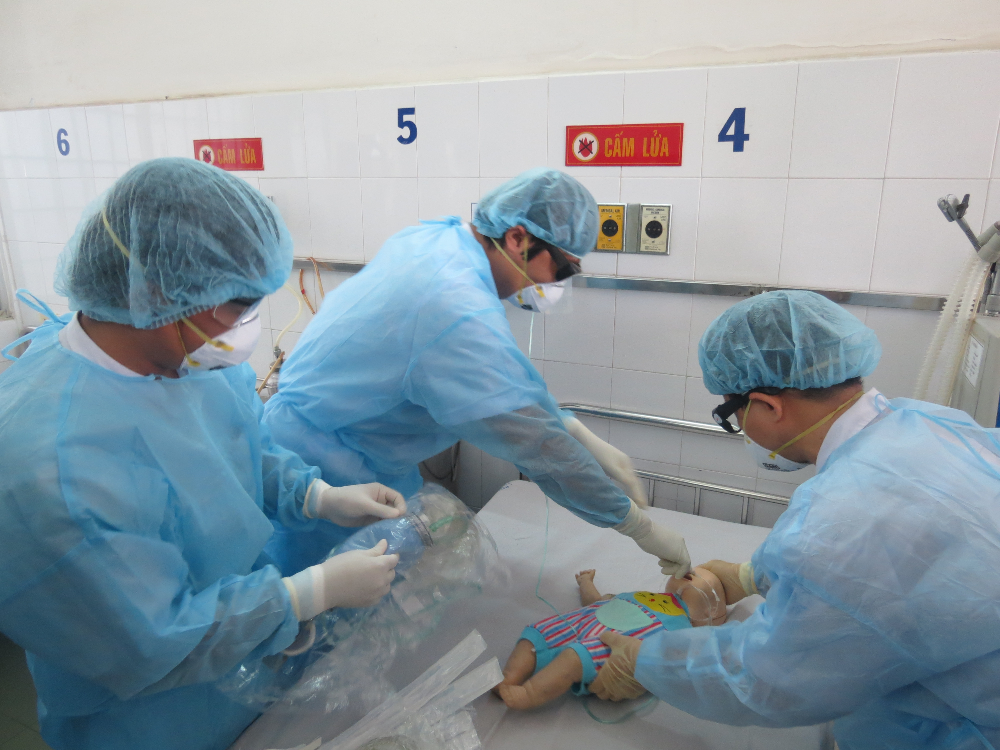 Khám và cấp cứu cho bệnh nhi trong tình huống cháu bé bị suy hô hấp