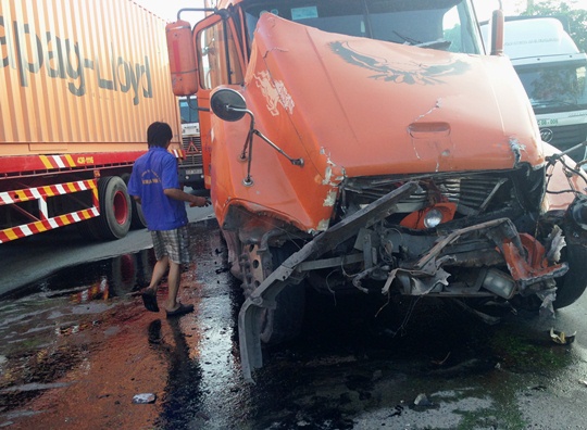 Xe đầu kéo tông nhau, xa lộ Hà Nội kẹt cứng