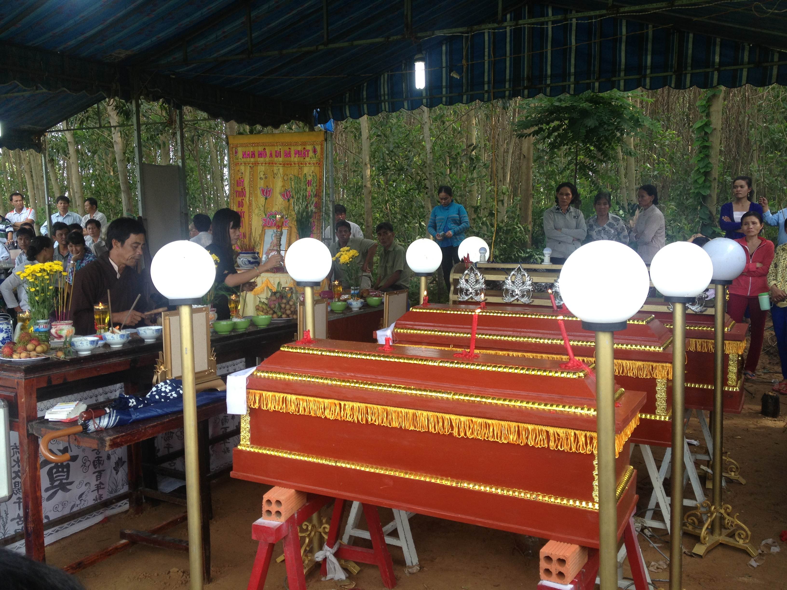 3 chiếc quan t&agrave;i đặt ngay giữa gian nh&agrave; tranh xi&ecirc;u vẹo khiến ai đến chia buồn cũng đều đau l&ograve;ng