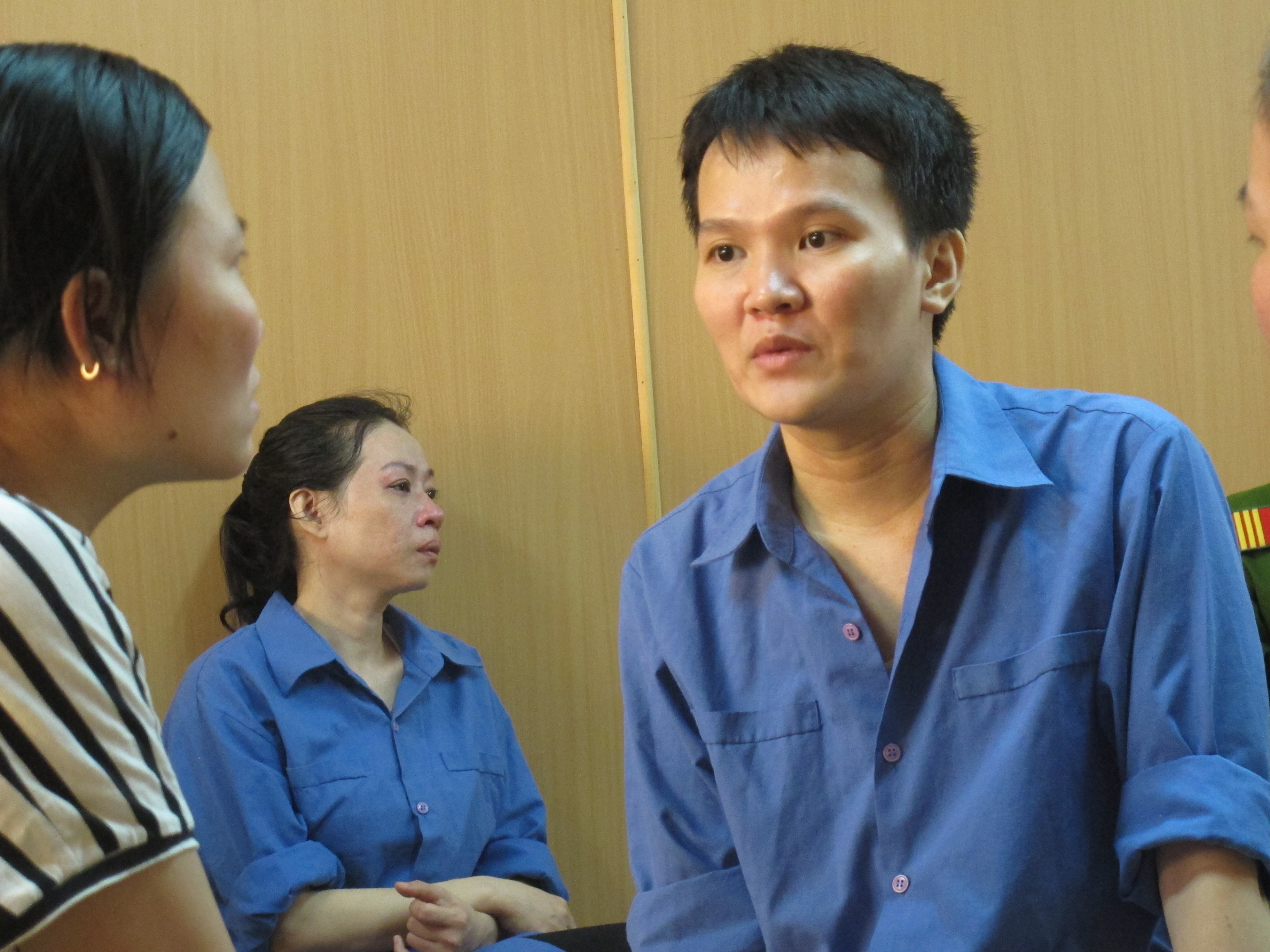 Bị c&aacute;o V&otilde; Ngọc Phượng v&agrave; Lữ Ch&iacute; H&agrave;o trong giờ nghị &aacute;n