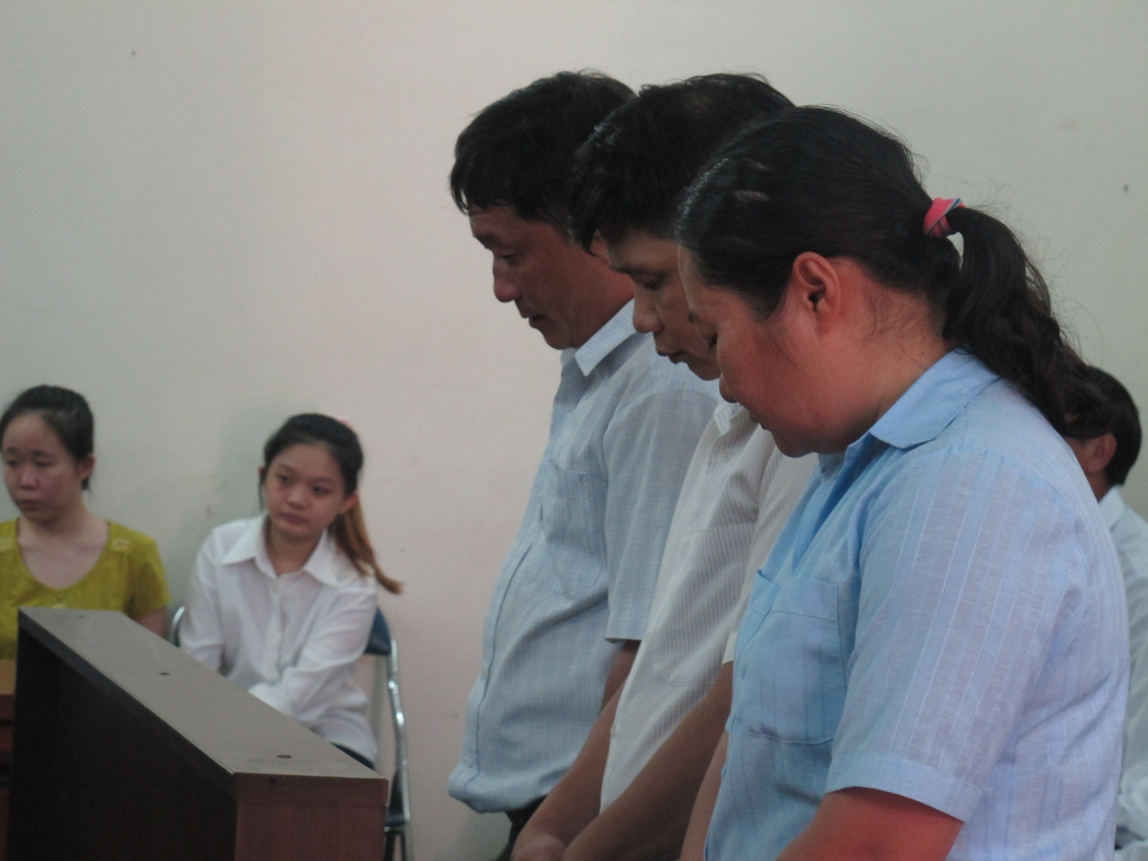 Ba bị c&aacute;o nghe t&ograve;a tuy&ecirc;n &aacute;n