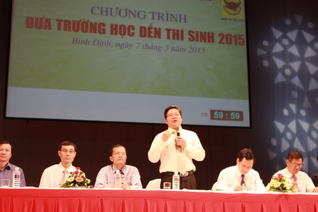Thầy Trần Đ&igrave;nh L&yacute; tư vấn hướng nghiệp cho th&iacute; sinh