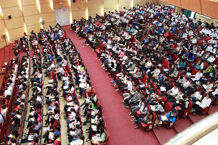 Th&iacute; sinh lấp k&iacute;n hội trường Trung t&acirc;m Văn h&oacute;a tỉnh B&igrave;nh Định