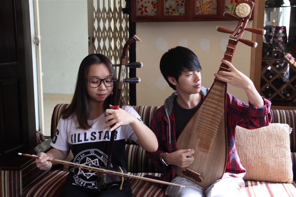 Bốn chị em trao đổi v&agrave; tập luyện tại nh&agrave; của nghệ sĩ Hồ Nga - mẹ của Thảo Linh. Ảnh: Kim Kh&aacute;nh