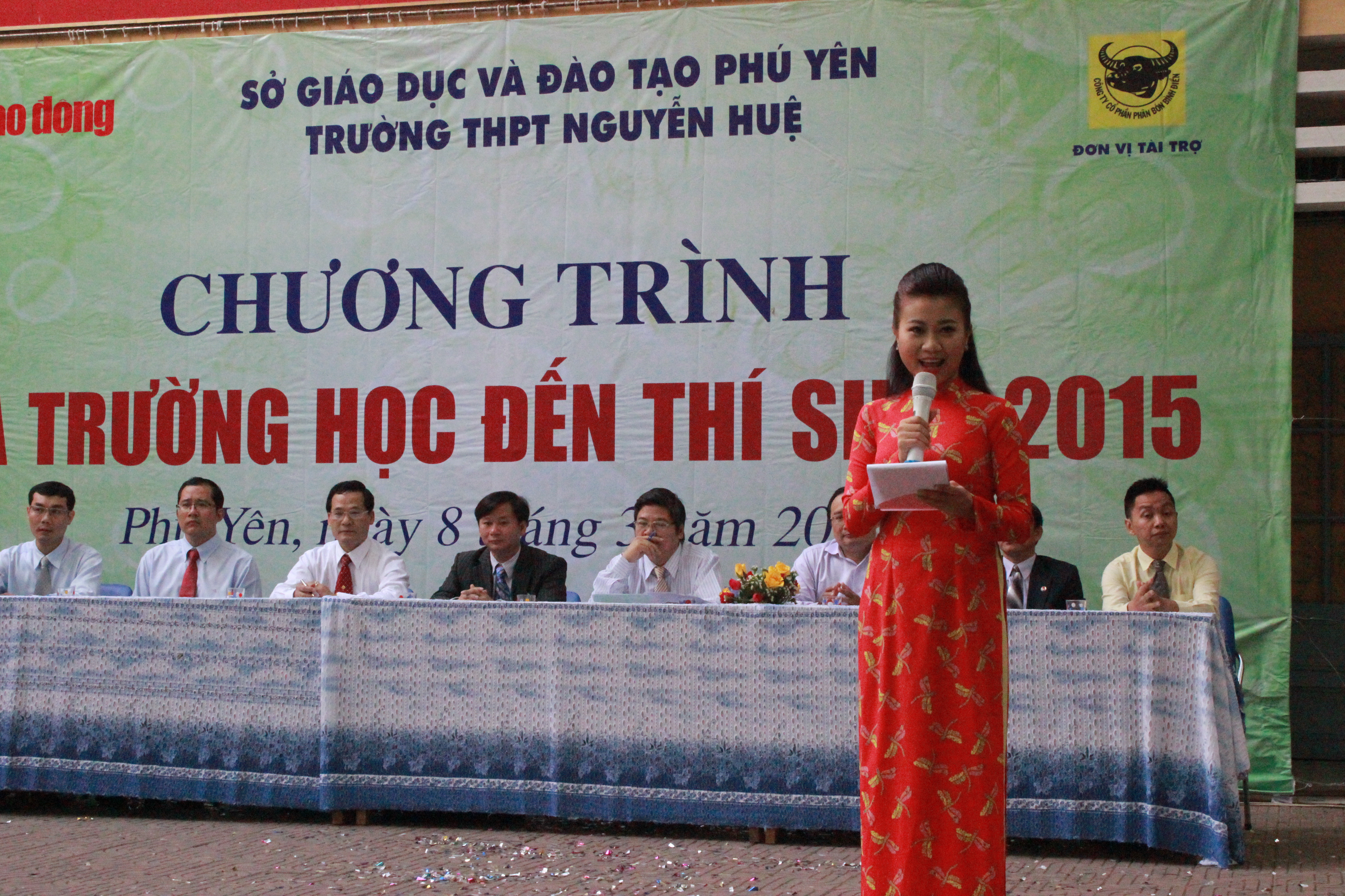 Dẫn chương tr&igrave;nh l&agrave; MC Huỳnh Ng&acirc;n, Giải &Eacute;n bạc Người dẫn chương tr&igrave;nh truyền h&igrave;nh 2014
