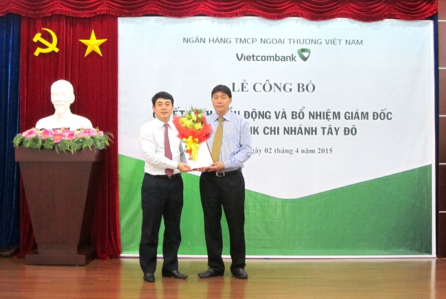 &Ocirc;ng Đỗ Trọng Ph&aacute;t (phải) được điều động, bổ nhiệm chức vụ Gi&aacute;m đốc Vietcombank T&acirc;y Đ&ocirc; thay cho &ocirc;ng Chuyển
