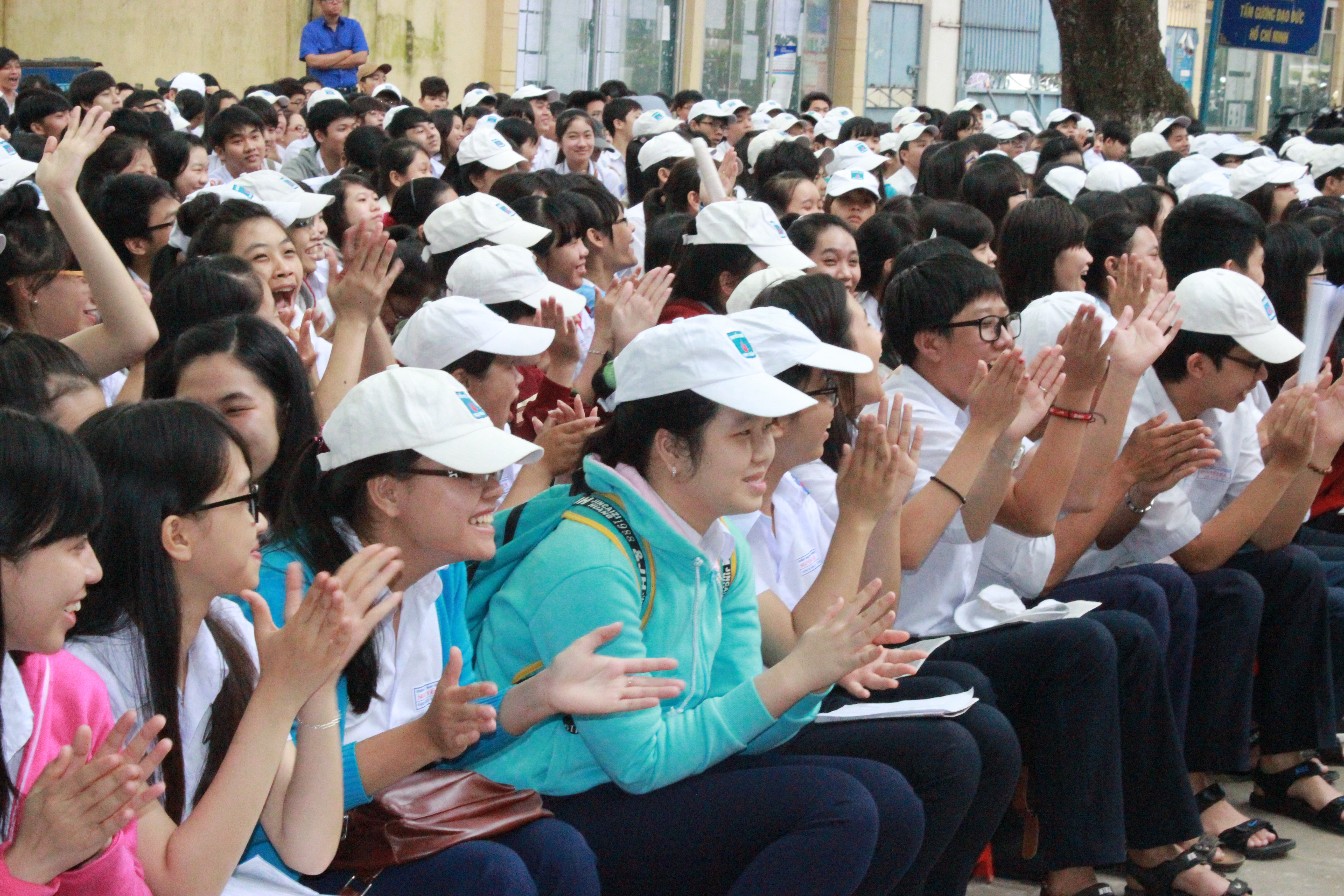 Học sinh h&agrave;o hứng tham dự chương tr&igrave;nh lần đầu ti&ecirc;n B&aacute;o Người Lao Động tổ chức tại Trường THPT Nguyễn Huệ