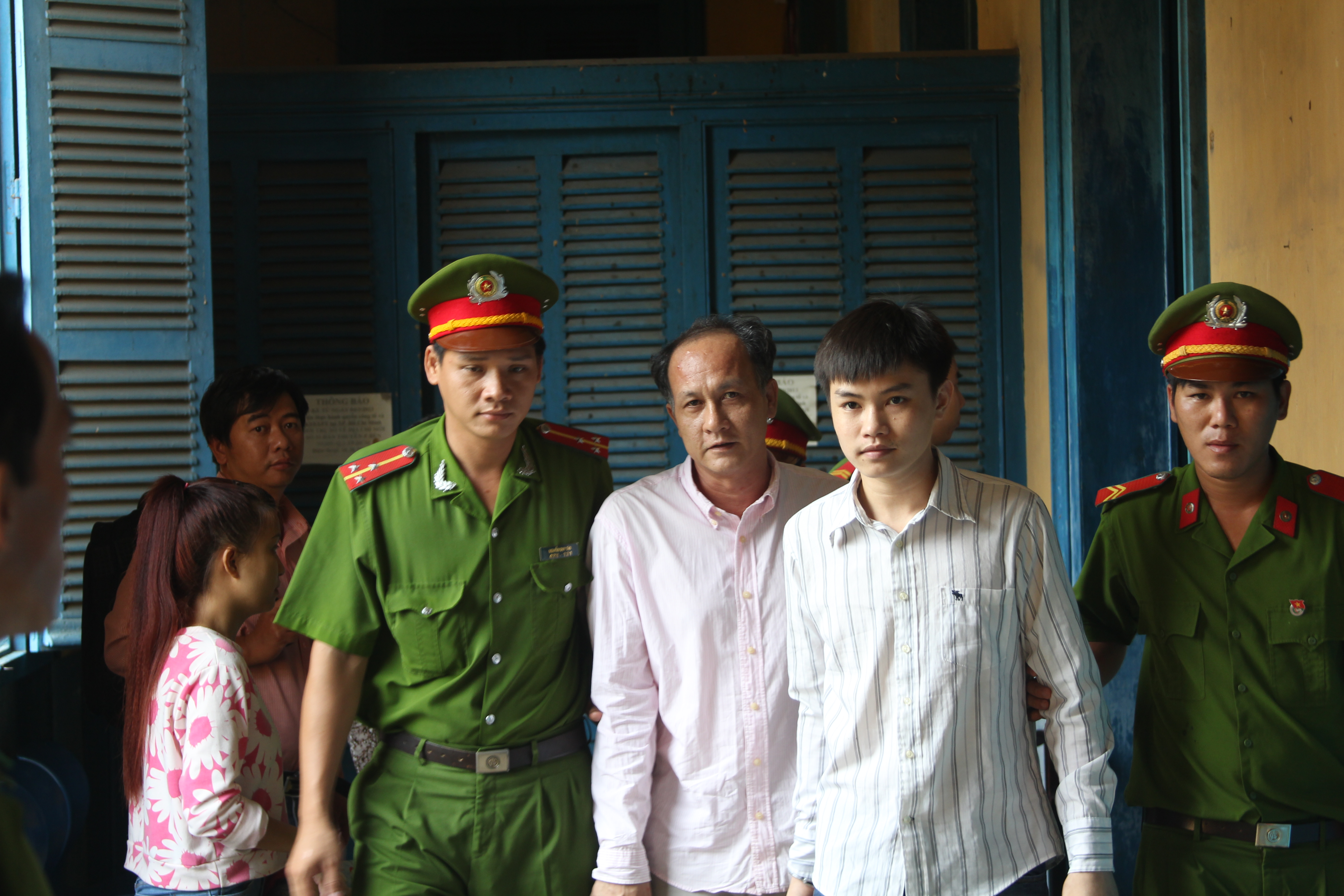 Bị c&aacute;o L&ecirc; Minh Lu&acirc;n (thứ 2 từ phải sang)
