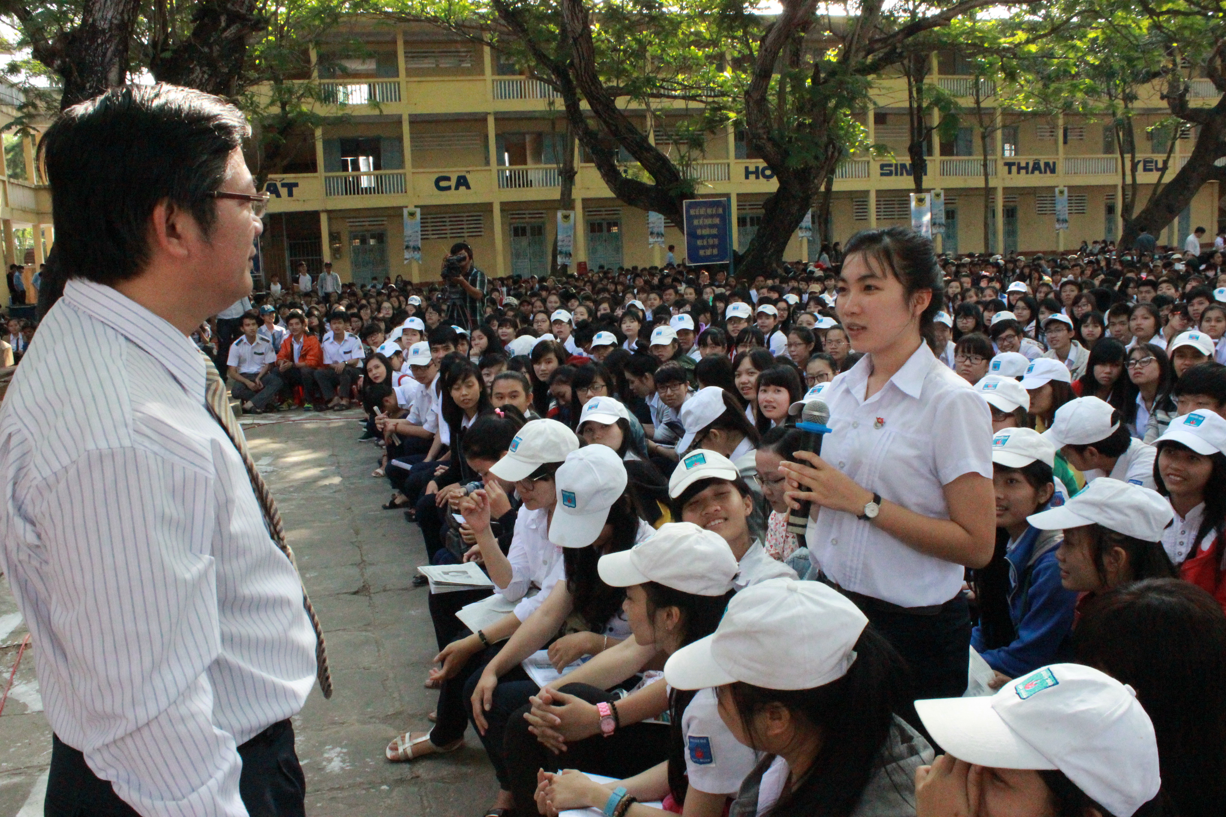 TS Trần Đ&igrave;nh L&yacute; trao đổi với học sinh về hướng nghiệp, chọn ng&agrave;nh nghề