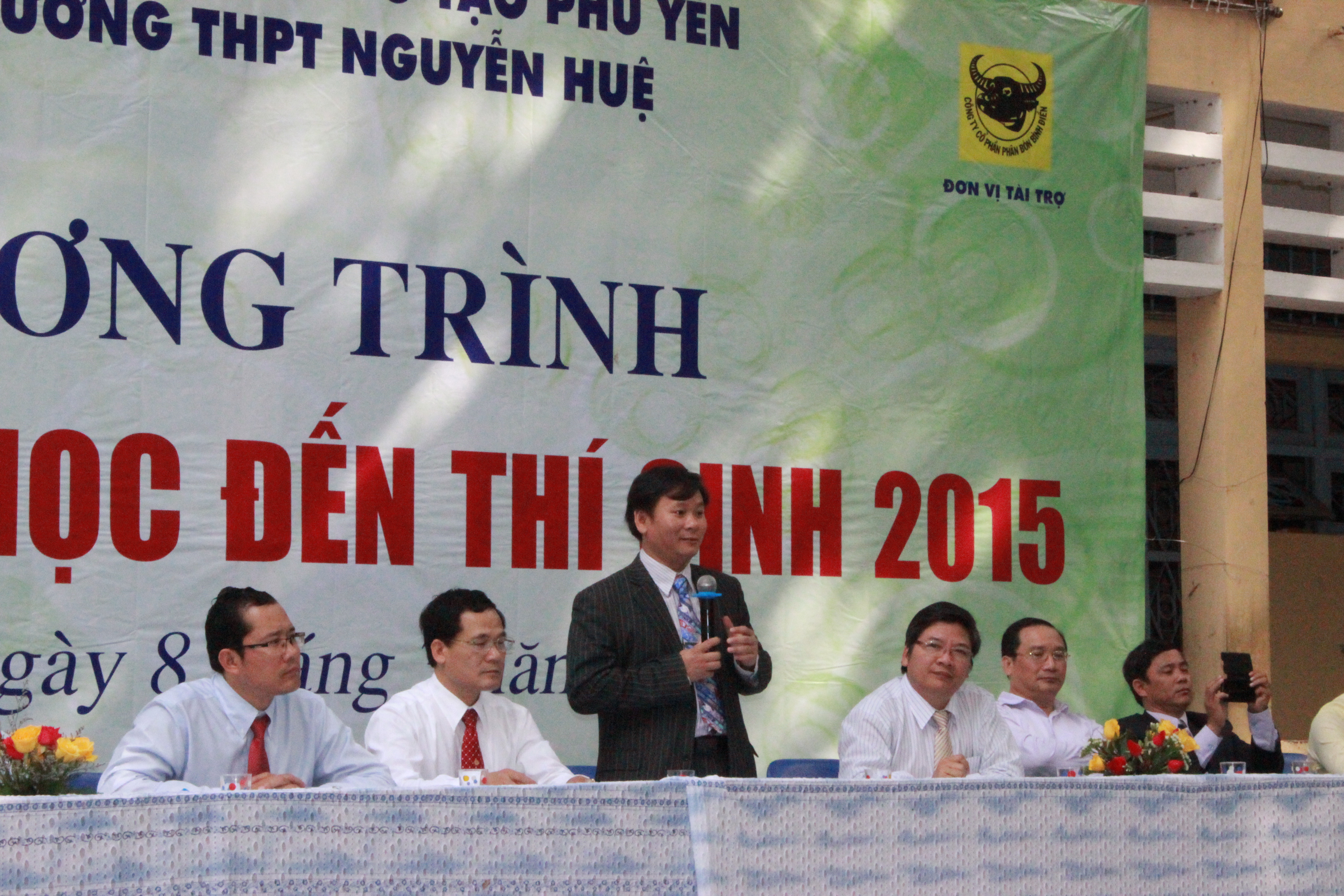 Đại diện Trường ĐH Sư phạm Kỹ thuật tư vấn cho th&iacute; sinh