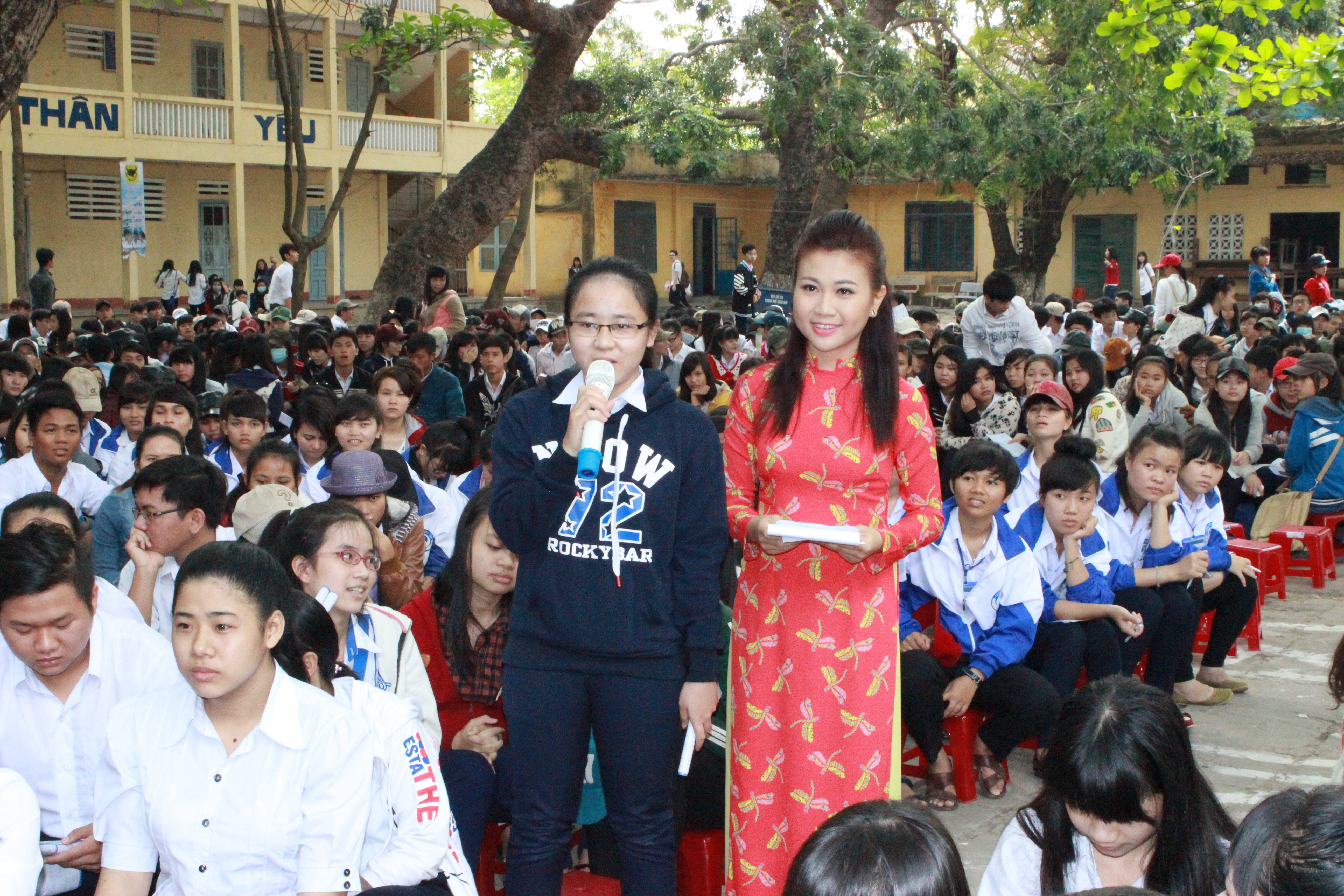 Học sinh đặt c&acirc;u hỏi cho ban tư vấn