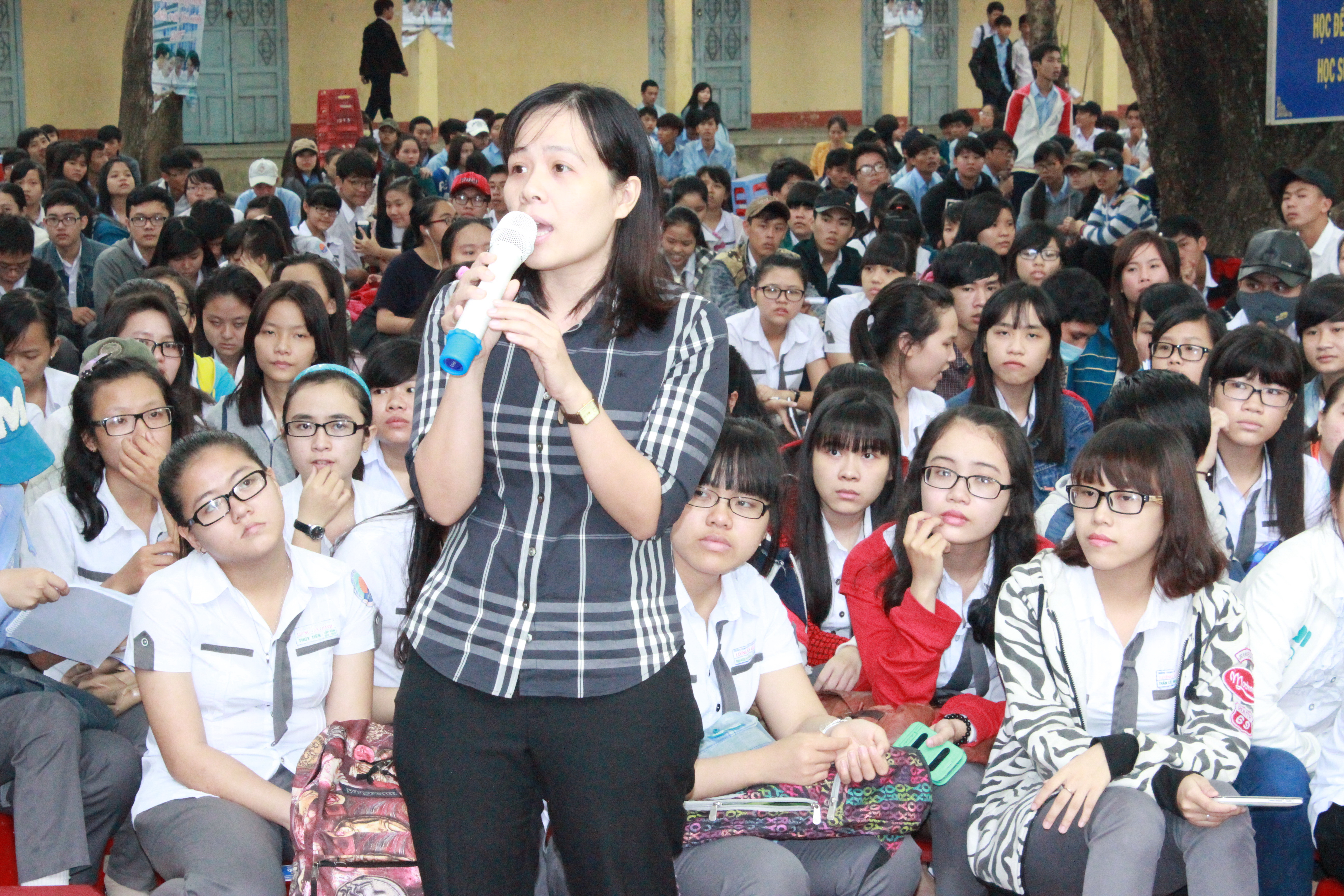 Một gi&aacute;o vi&ecirc;n đặt c&acirc;u hỏi cho ban tư vấn