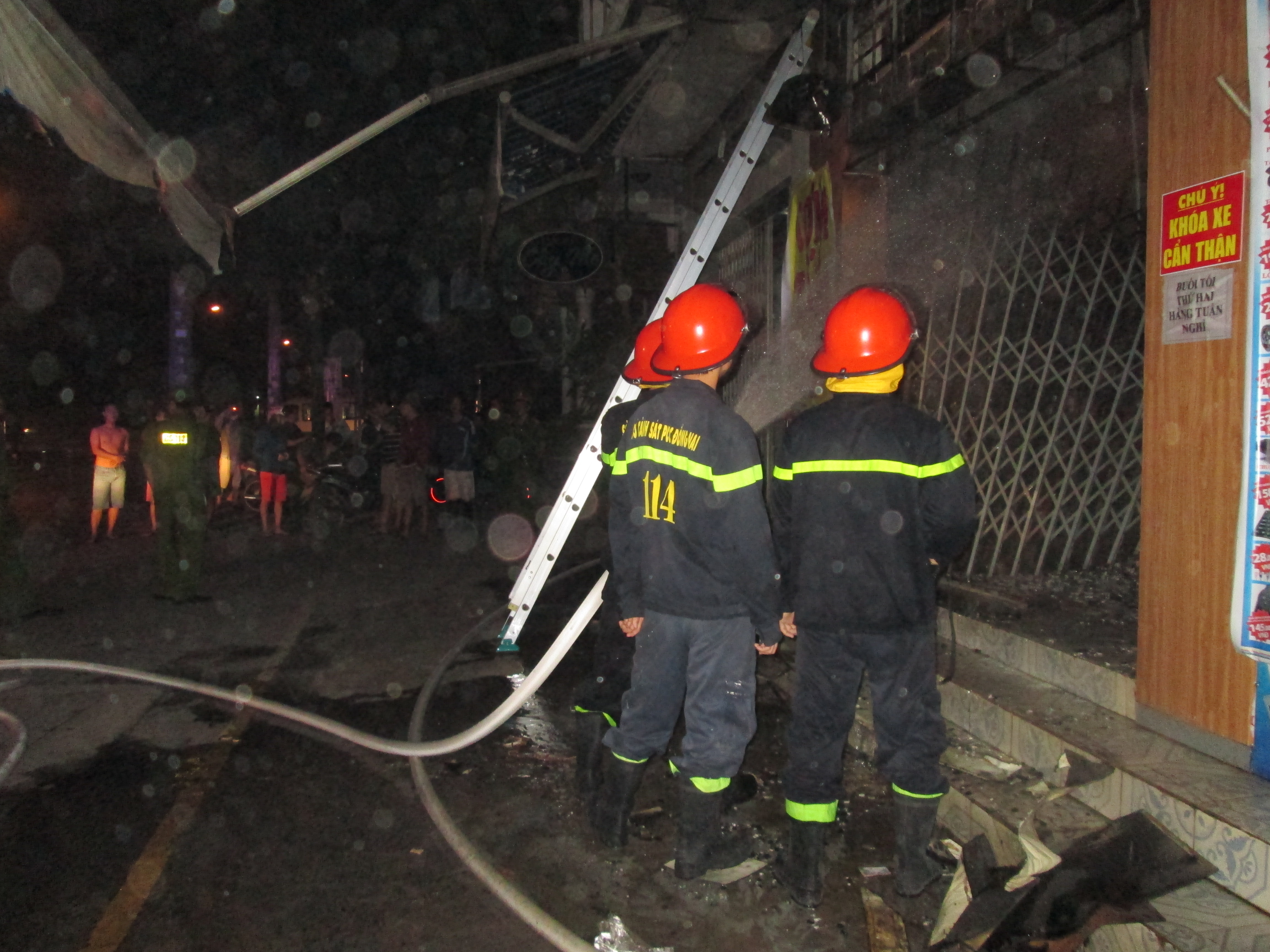 Cảnh s&aacute;t đ&atilde; dập tắt vụ ch&aacute;y, may mắn trong tiệm kh&ocirc;ng c&oacute; người